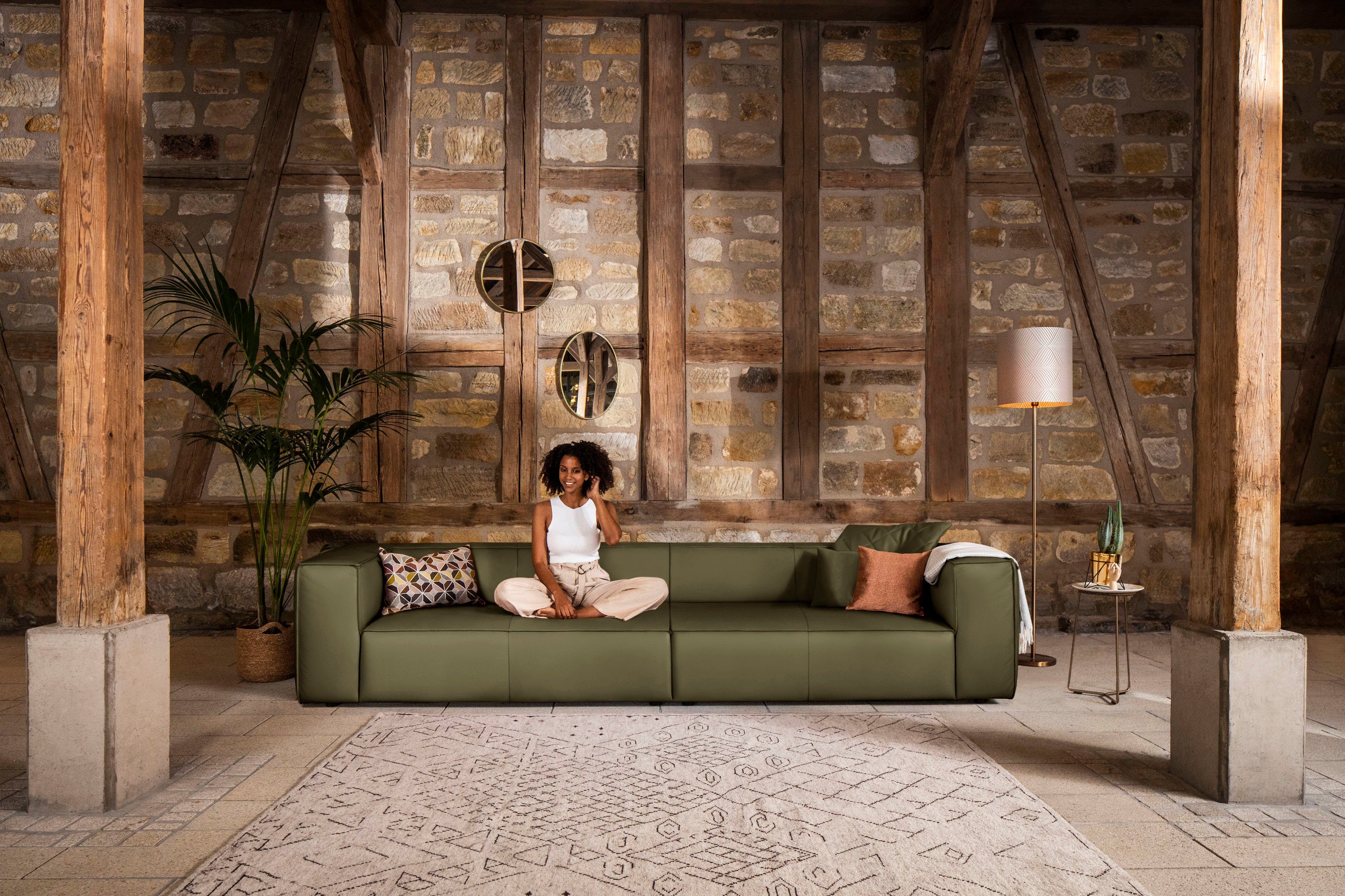 W.SCHILLIG 4-Sitzer around-the-block, mit eleganter Biese, mit Federkern