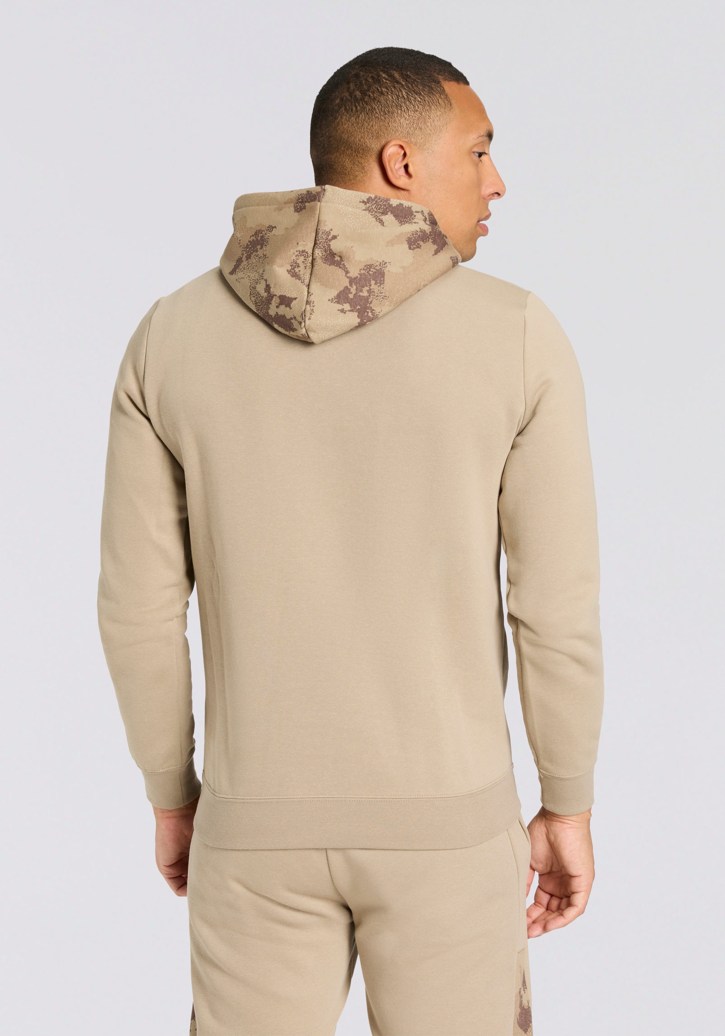 PUMA Kapuzensweatshirt ESS CAMO HOODIE FL Regular Fit, sportlicher Stil, mit Kapuze, mit Kängurutasche