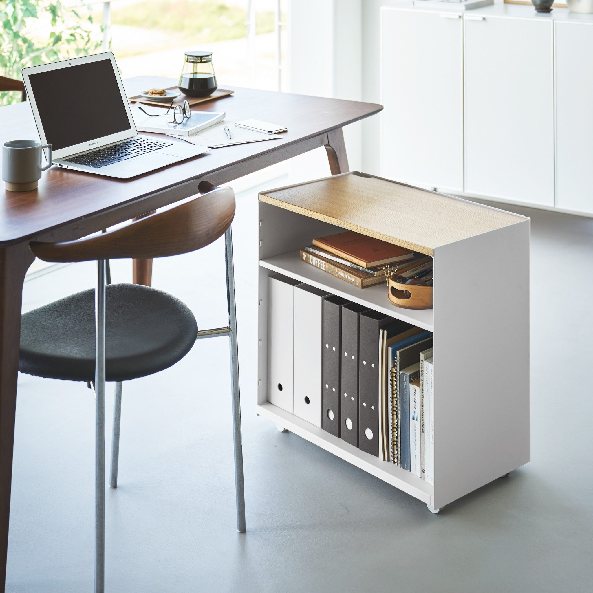 Yamazaki Rollcontainer TOWER Aufbewahrungswagen mit Holzablage, Stahl / Holz / Nylon, platzsparend, 60,3 x 35,3 x 59cm (LxBxH)