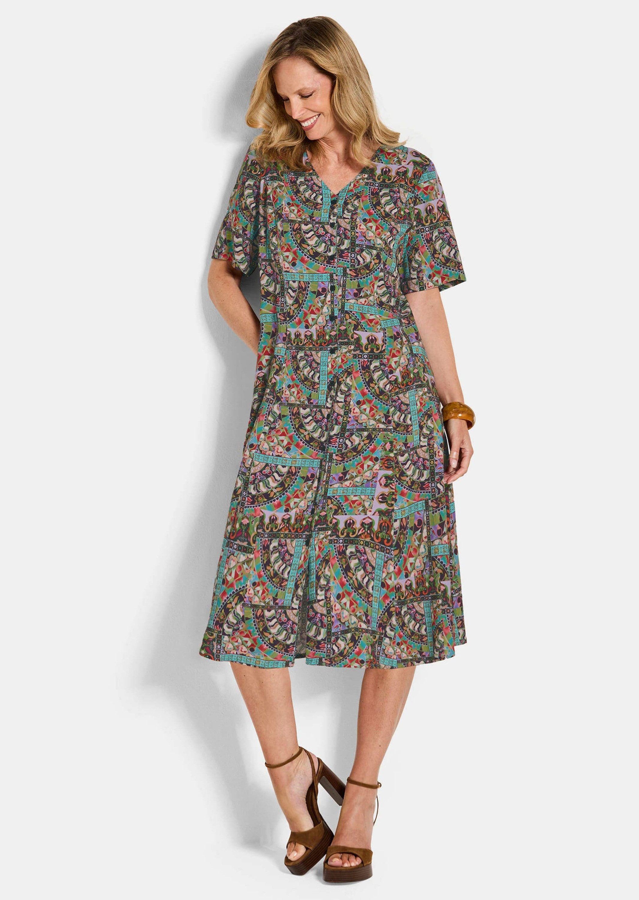 GOLDNER Sommerkleid Viskosekleid mit orientalischem Muster Midikleid mit V-Ausschnitt, Knopfleiste, Knielänge und Halbarm