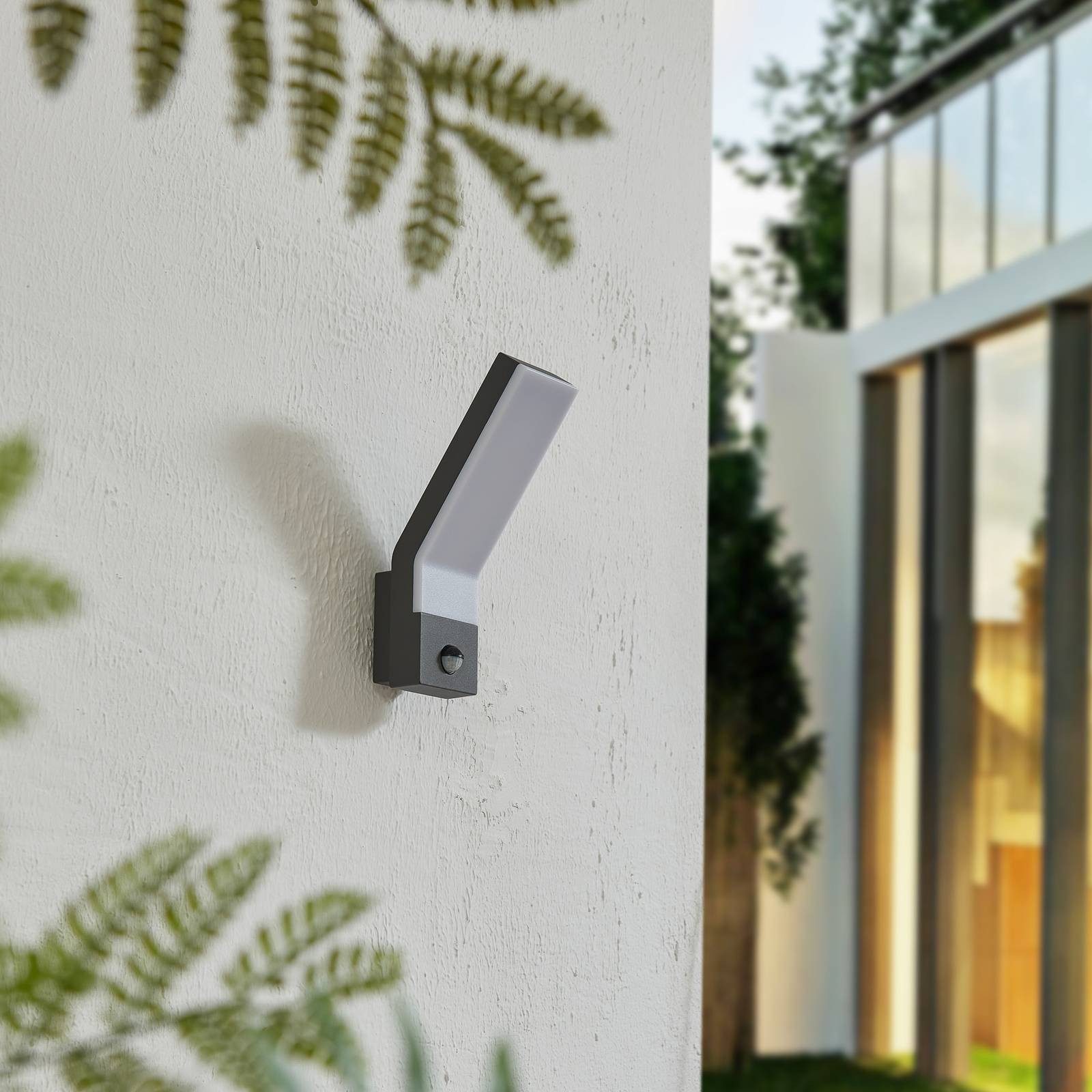 Lindby Außen-Wandleuchte Korvik, LED, Metall, Schwarz warmweiß IP54mit Bewegungsmelder, LED 10 W gesamt, warmweiß