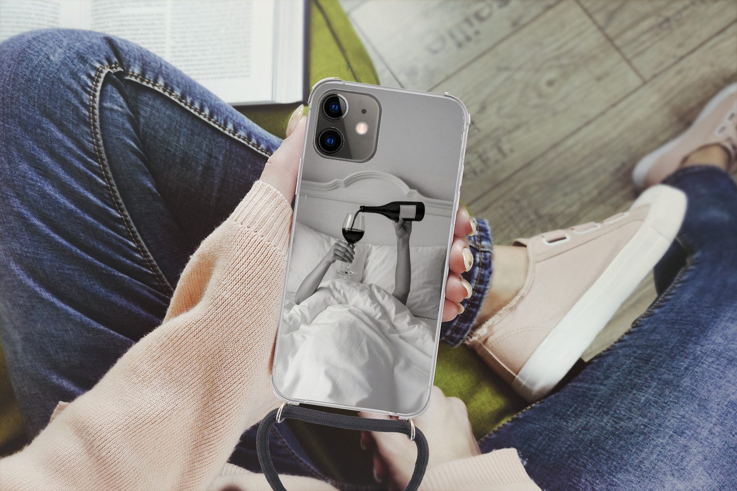 MuchoWow Handyhülle für Apple iPhone 12 Mini Laken - Arme - Wein - Glas, Tragbare Handyhüllen mit Kette zum umhängen, Handykette Handyband