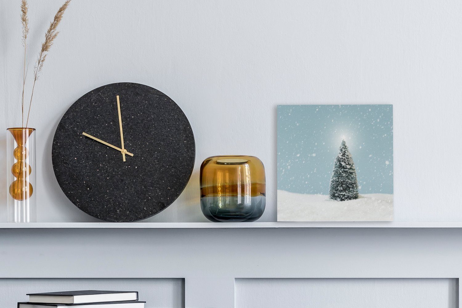 OneMillionCanvasses® Leinwandbild Ein Weihnachtsbaum für Landschaft (1 Leinwand St), Bilder und einer Schlafzimmer einem in verschneiten blauen, Wohnzimmer