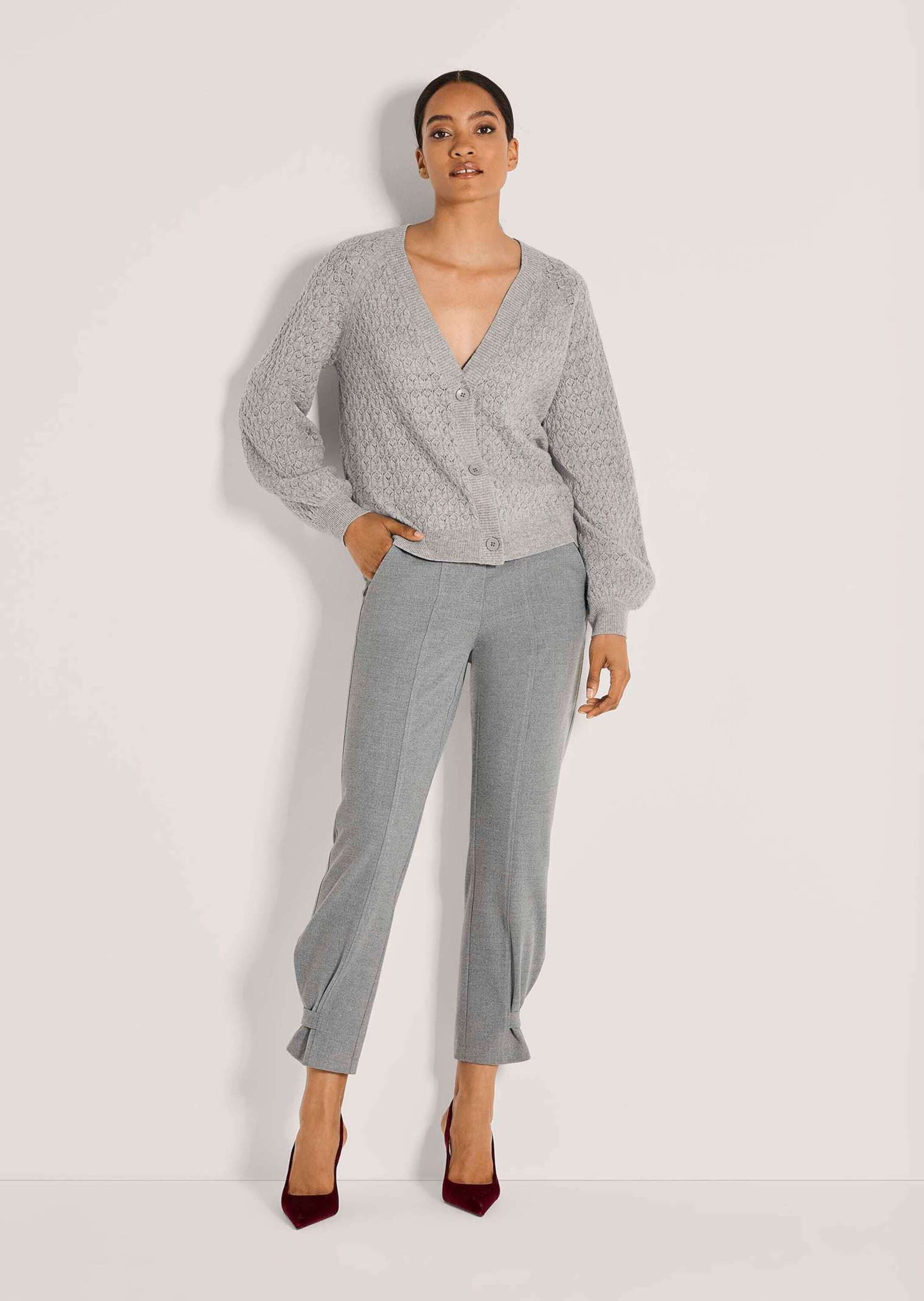 MADELEINE Strickjacke Elegante Strickjacke mit Ajour-Muster Jacke mit V-Ausschnitt, Knopfleiste und Langarm