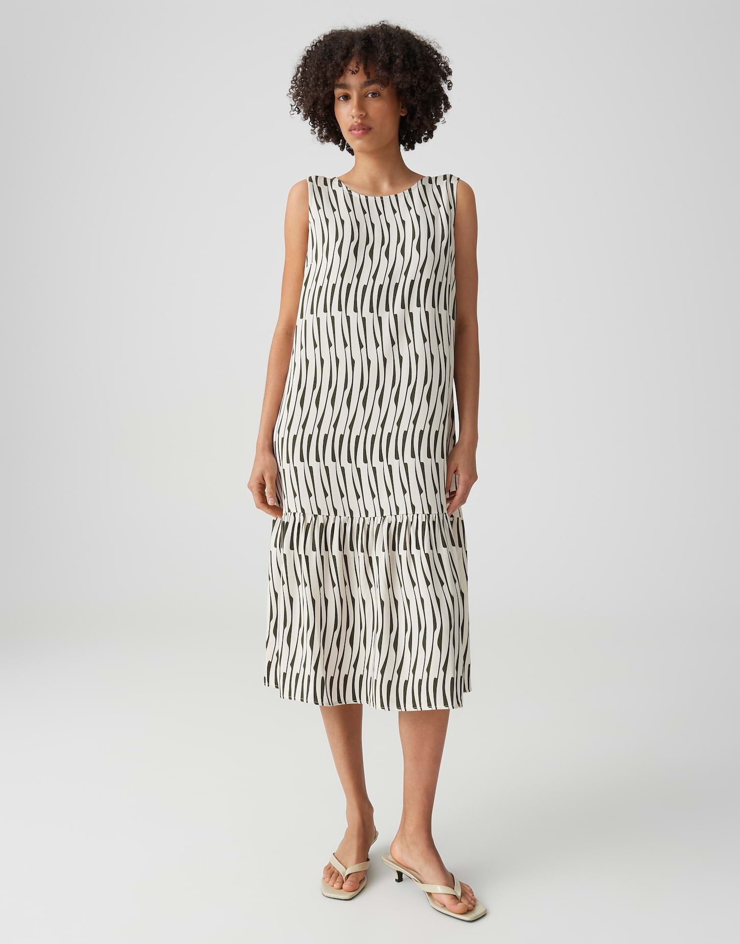 OPUS Trägerkleid Wicy bamboo aus Webware mit fließendem Fall Perlmuttknöpfe verleihen dem Look feine Eleganz