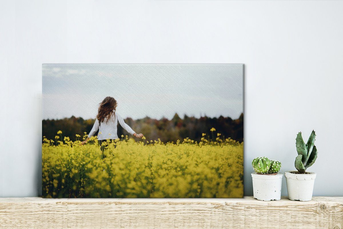 Leinwandbild OneMillionCanvasses® Feld gelben (1 Leinwandbilder, Wanddeko, St), durch cm ein Mädchen läuft mit Blumen, Aufhängefertig, Wandbild 30x20