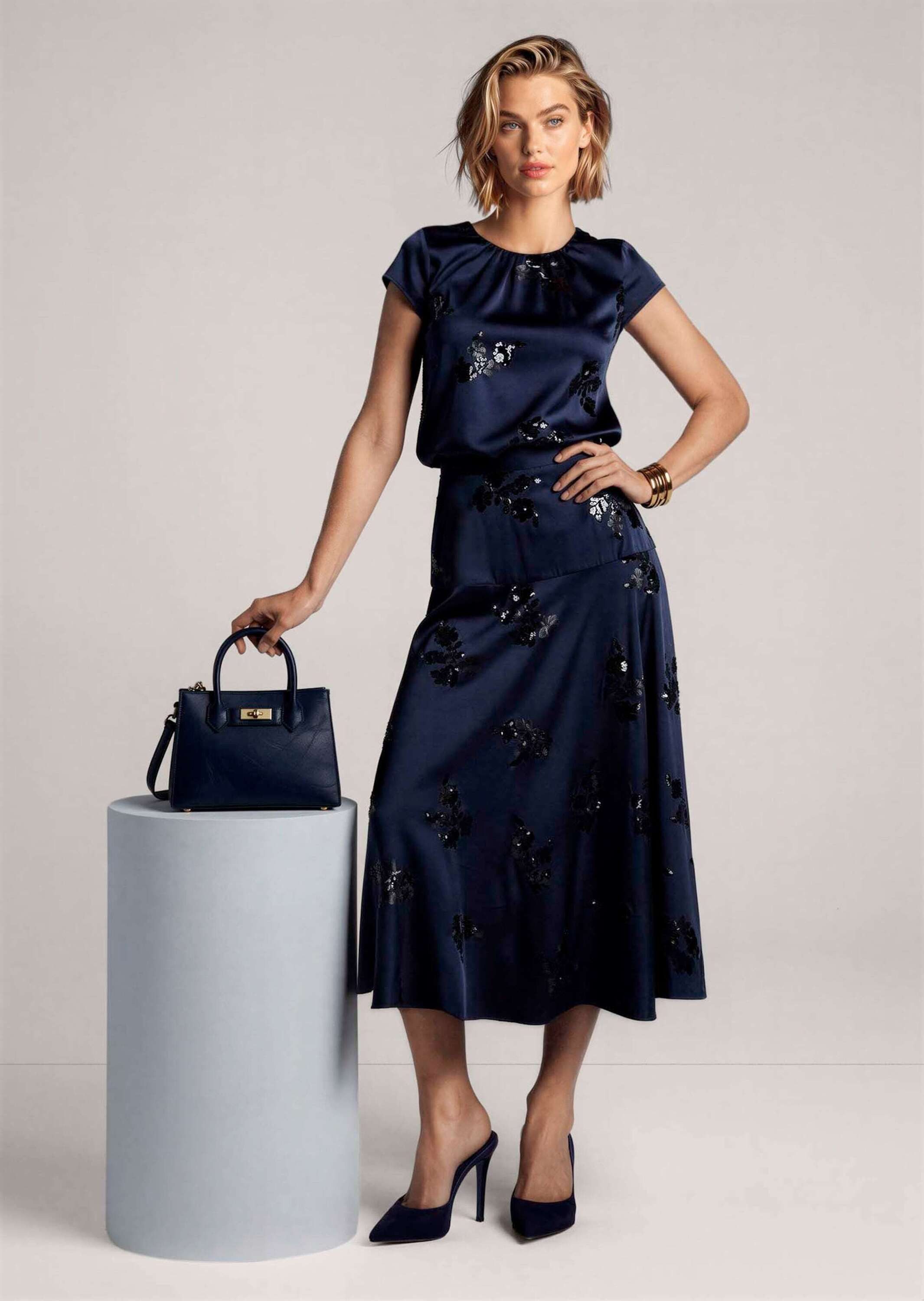 MADELEINE Kurzarmbluse Satinbluse mit Paillettenmotiven Gekräuselter Rundhals, Kurzarm & Rückenschlitz mit Knopf – Bild 3 von 5