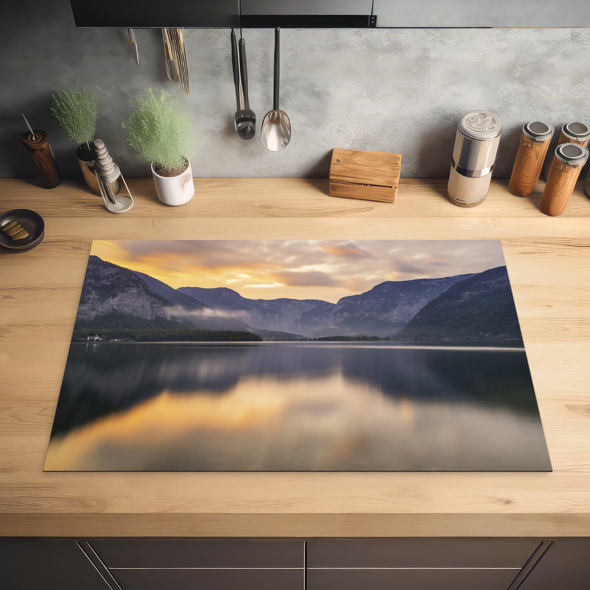 Sonnenuntergang tlg), küche, cm, See, in einem MuchoWow Vinyl, und (1 Berge Herdblende-/Abdeckplatte die spiegeln sich Schutz für Ceranfeldabdeckung Induktionskochfeld 81x52