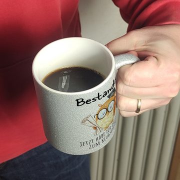 speecheese Tasse Bestandene Prüfung Eule Glitzer Kaffeebecher mit Spruch Lizenz zum