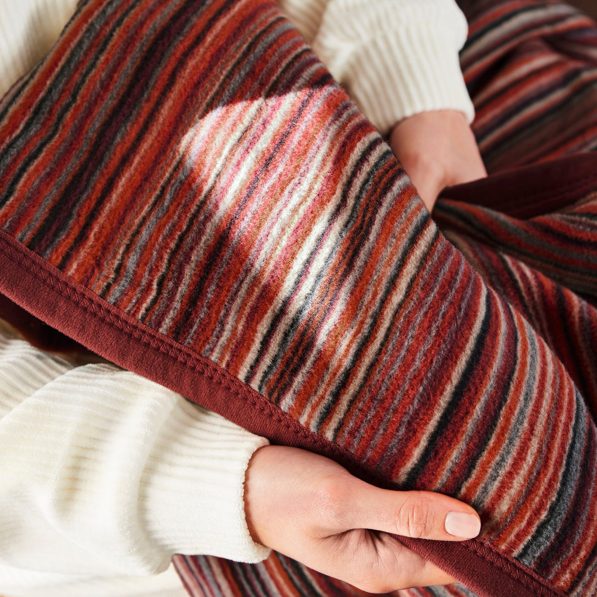Wohndecke Jacquard Decke Malang, IBENA, mit filigranen Streifen, made in Europe