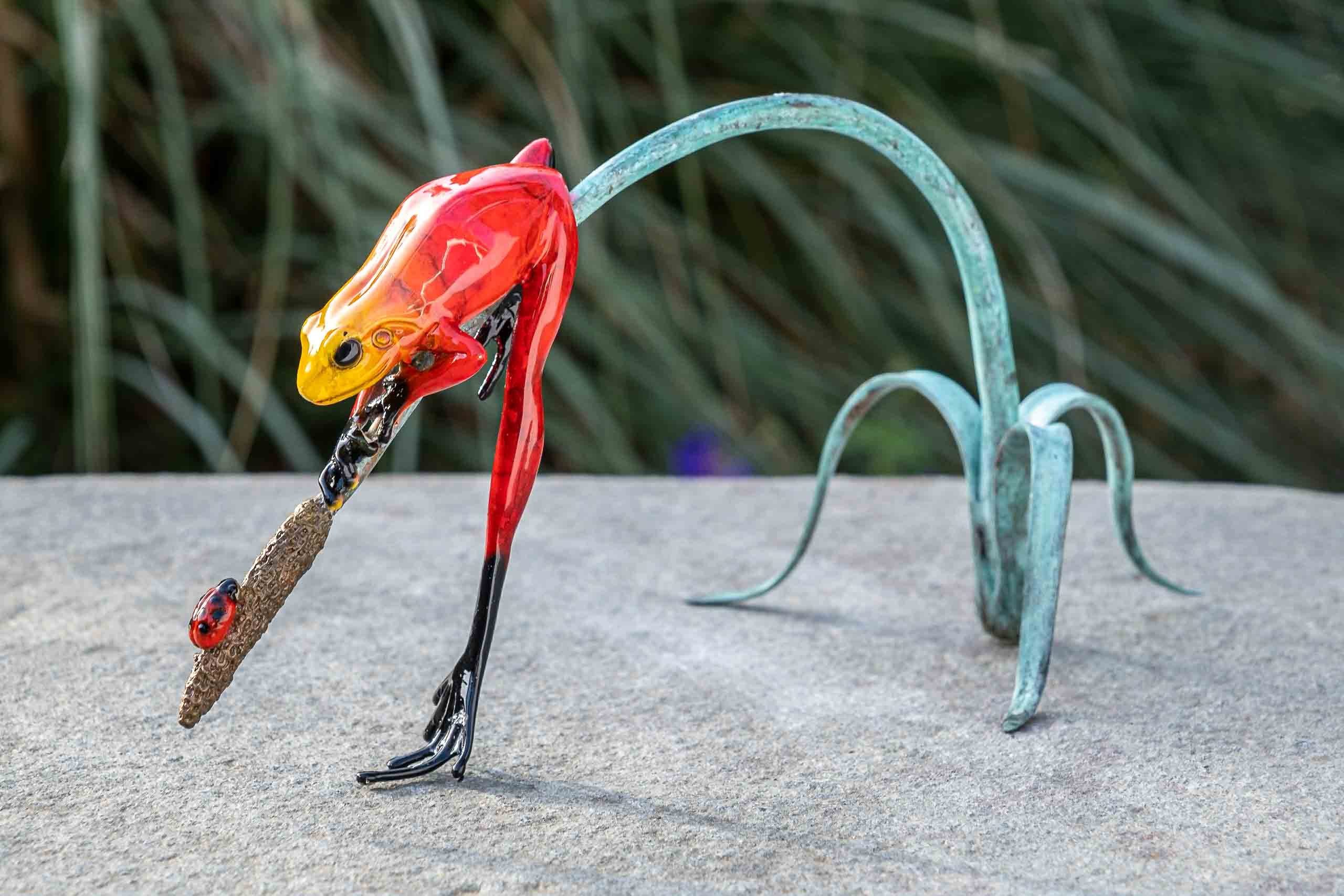 Bronze-Skulptur Bronze auf Roter IDYL Dekofigur Ast, einem Frosch IDYL