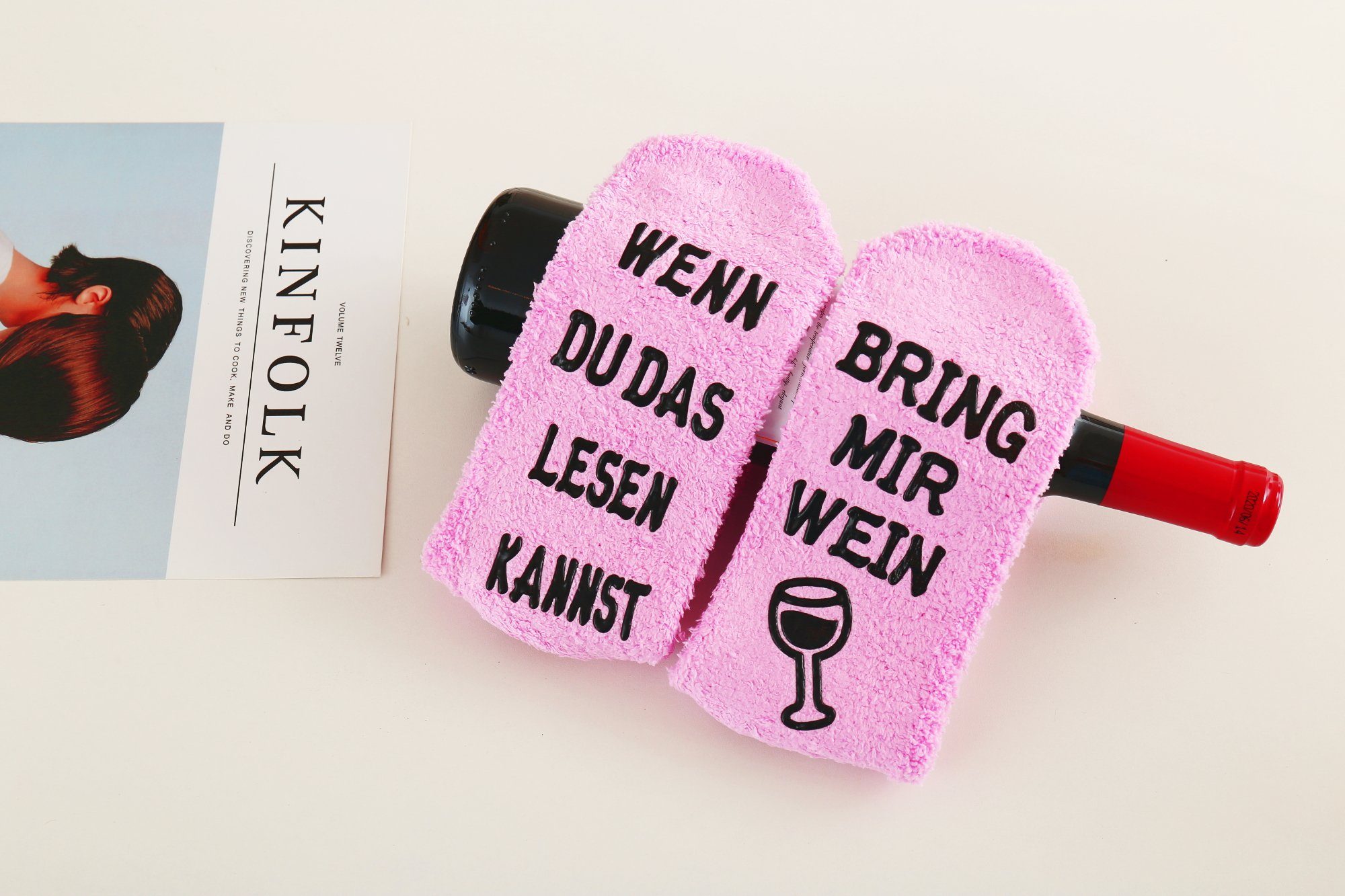 Lucadeau Kuschelsocken Geschenk für Frauen mit Wein Spruch, liebevoll als Cupcake verpackt (Gr. 37-43, 1 Paar) rutschfest, flauschig, Geschenkverpackung