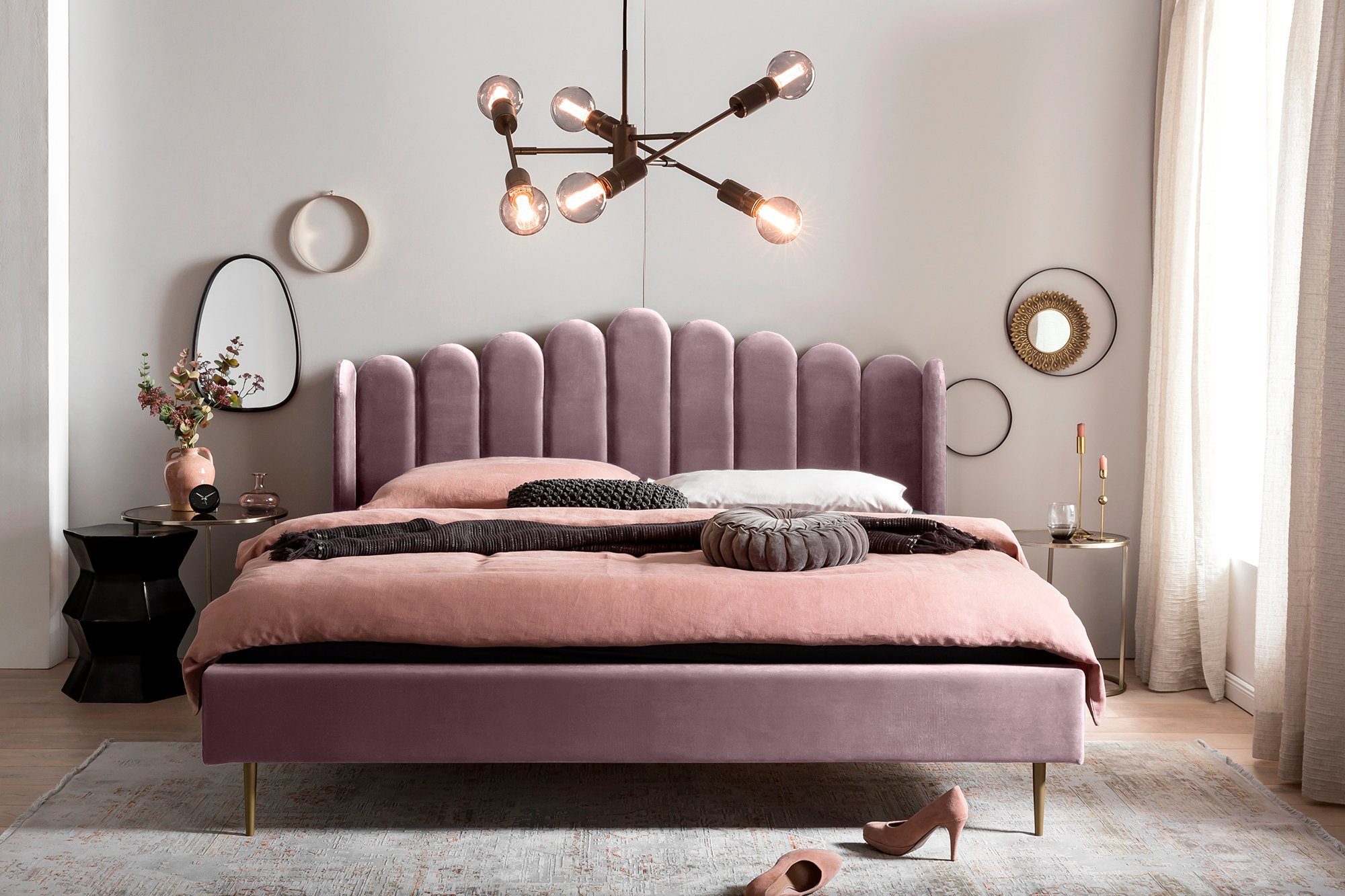 SalesFever Polsterbett Komfortables Bett für erholsamen Schlaf, Eleganz trifft Komfort: Samt-Bezug, goldfarbene Metallfüße