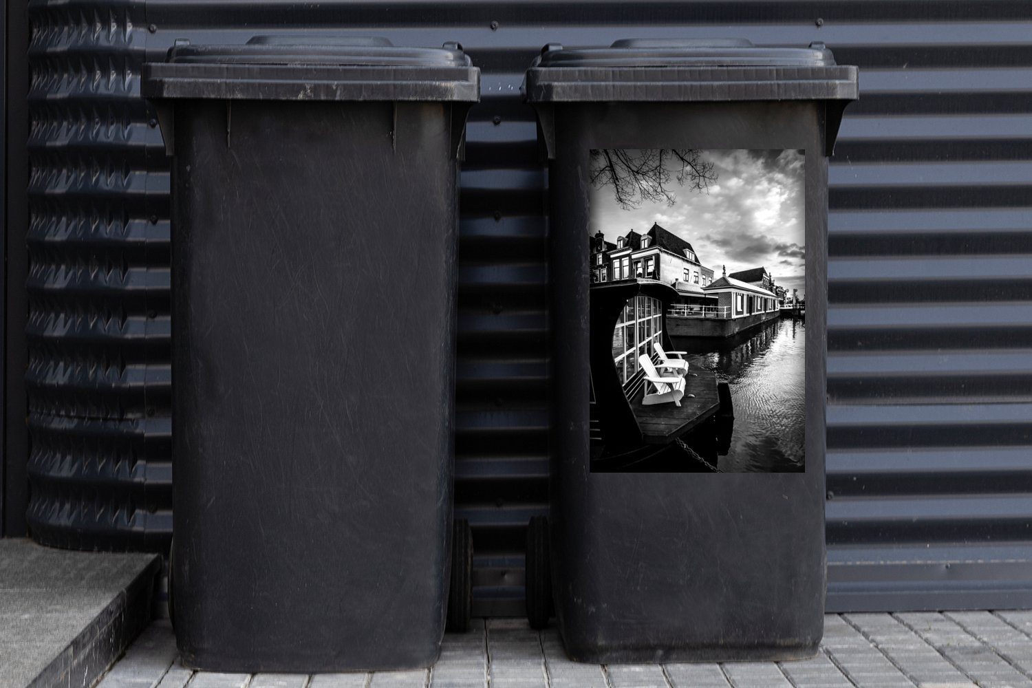 St), Mülltonne, für schwarz Weiße (1 Wandsticker Container, in Sticker, weiß MuchoWow Gracht und - Abfalbehälter Alkmaar die Stühle Mülleimer-aufkleber,