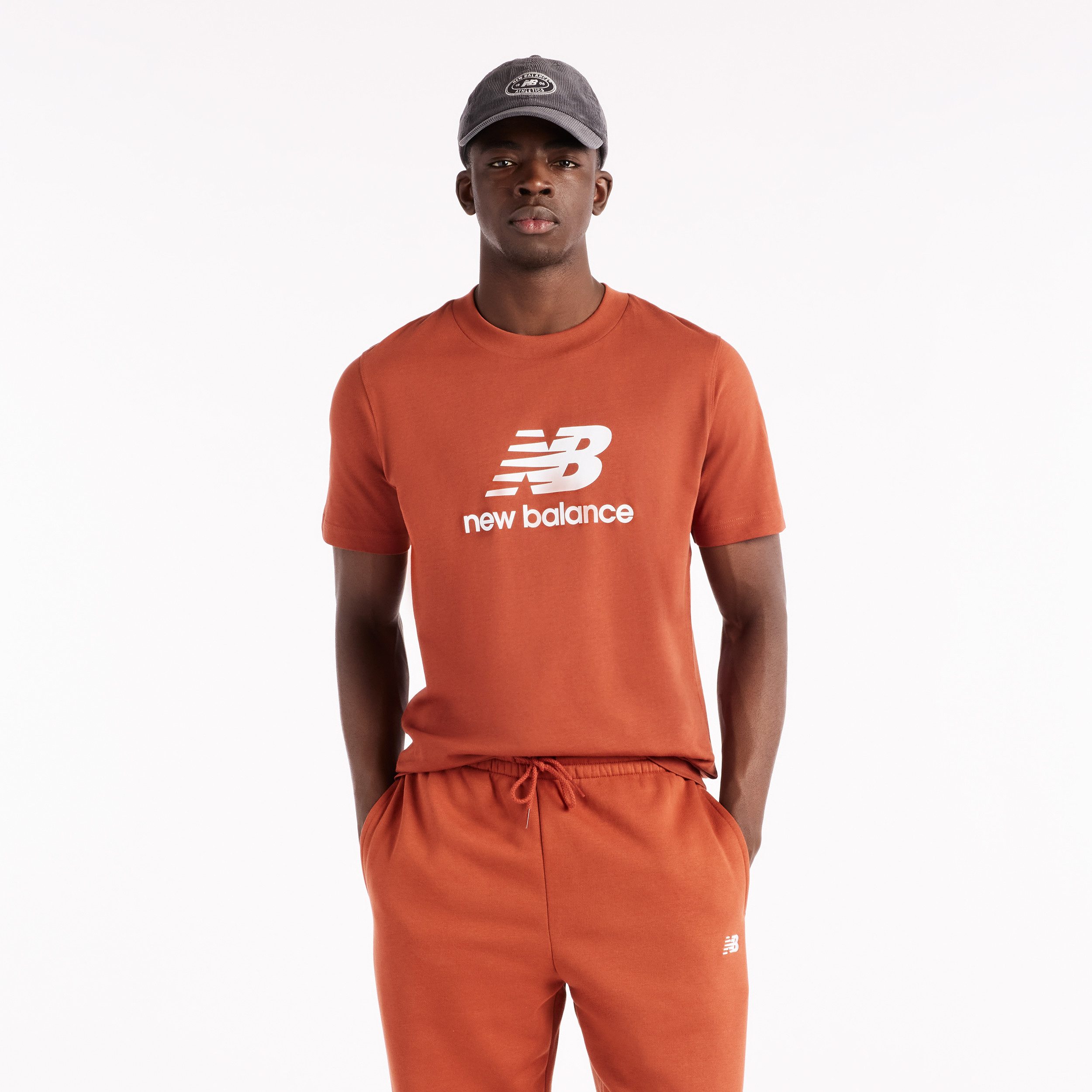 New Balance T-Shirt SPORT ESSENTIALS LOGO T-SHIRT sportliches T-Shirt, mit Kurzarmdesign, ohne Verschluss, aus Baumwolle