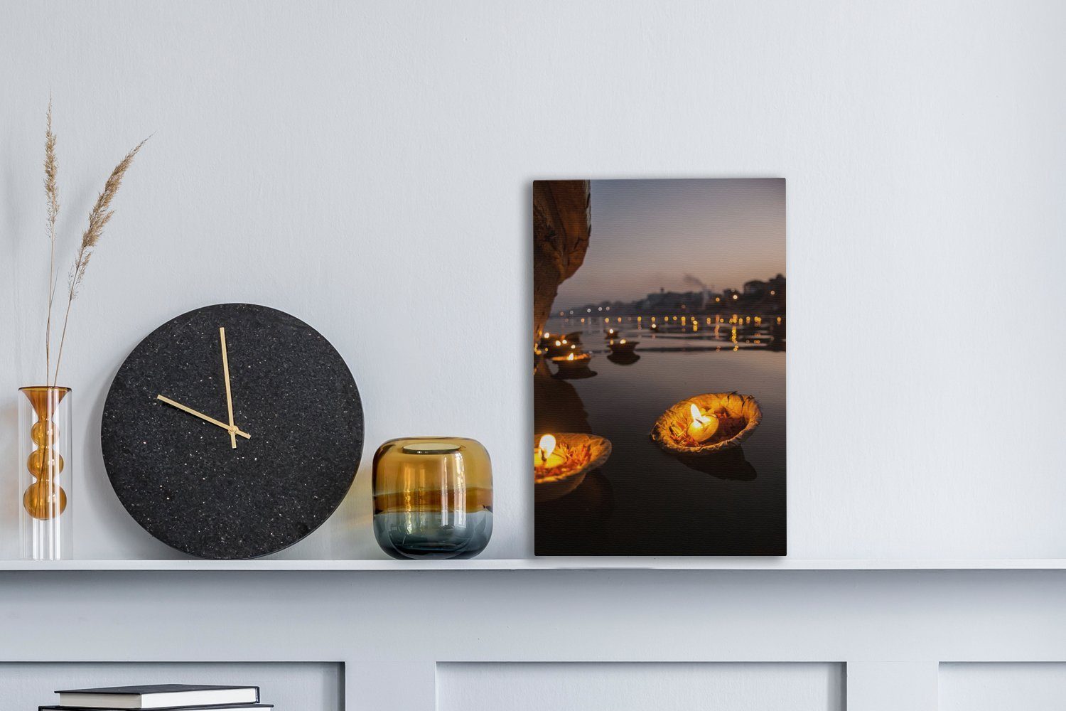 bespannt OneMillionCanvasses® Leinwandbild 20x30 (1 fertig Brennende Varanasi mit Zackenaufhänger, Kerzen Uttar Pradesh, Bundesstaat cm St), inkl. indischen im Gemälde, Leinwandbild