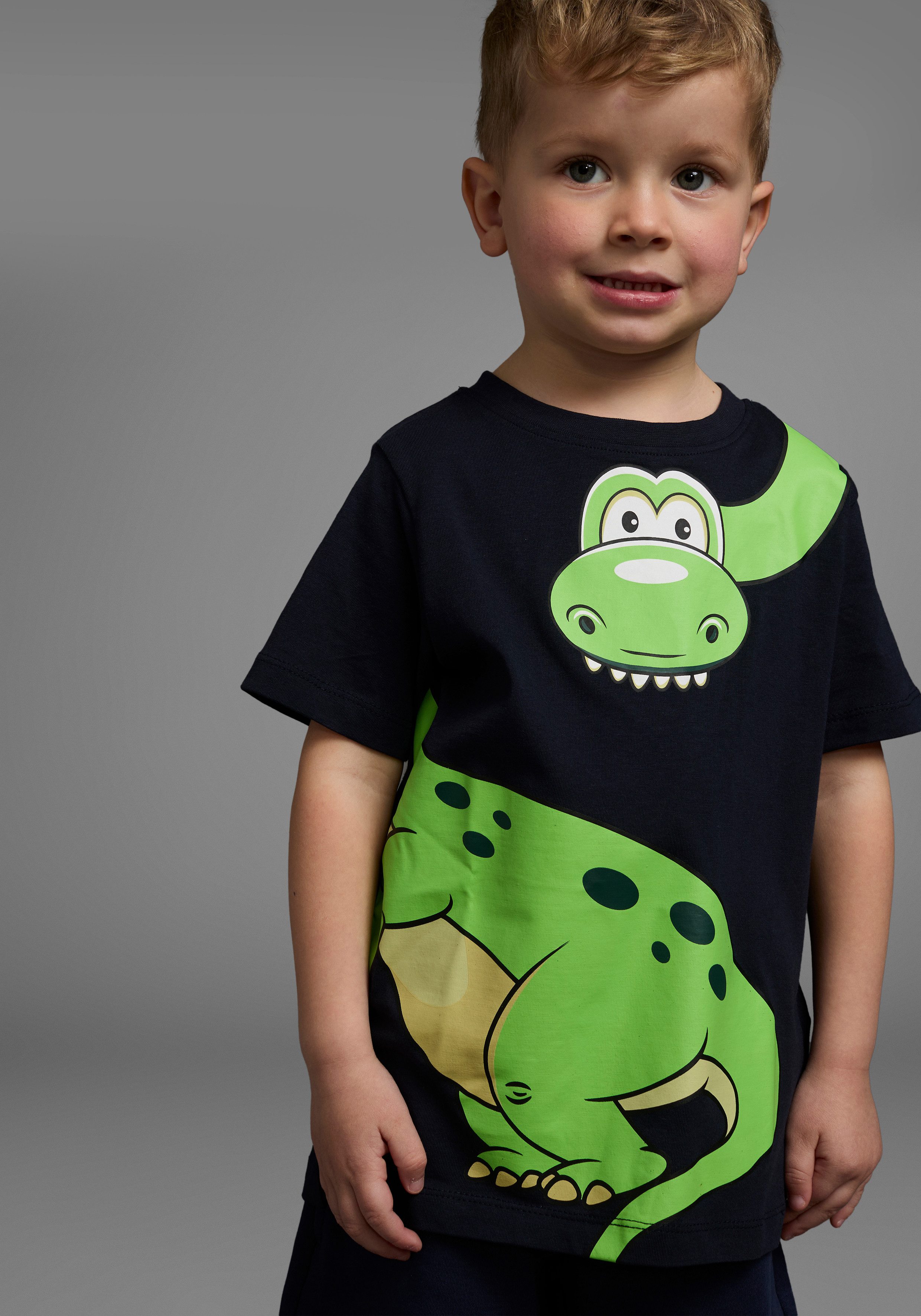 KIDSWORLD T-Shirt Mit großem Druck: GREEN DINO Kurzarm, Basic-Passform, bedruckt, Rundhalsausschnitt