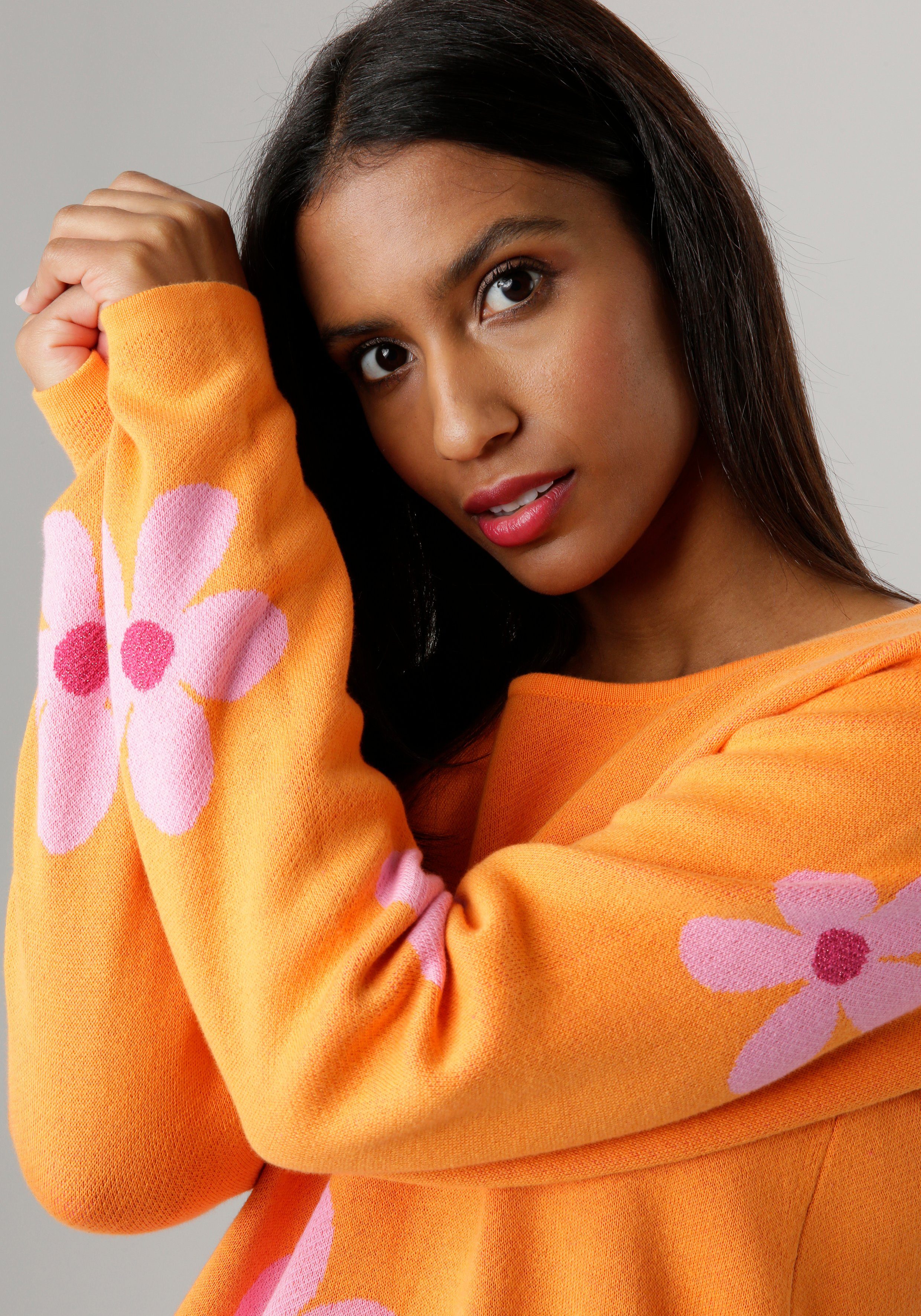 Aniston SELECTED Rundhalspullover mit goldfarbenen Details im Blumenmuster