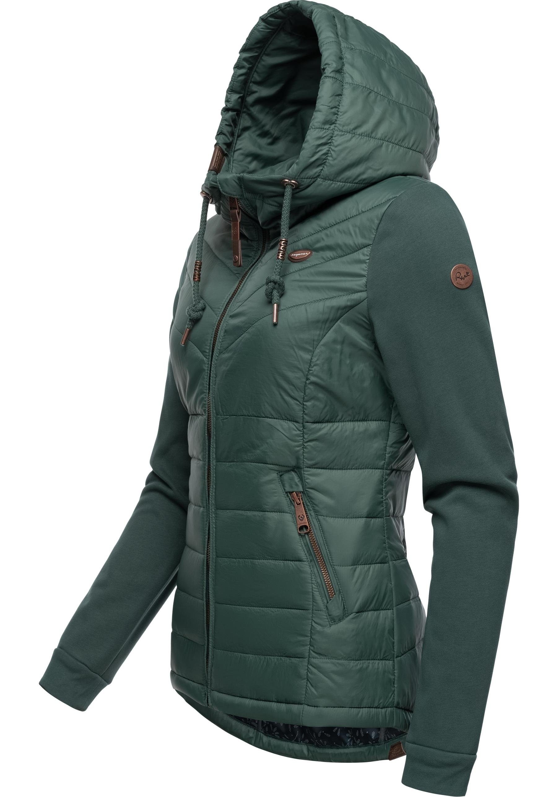 Kapuze modernem Materialmix Ragwear aus Lucinda mit Outdoorjacke Steppjacke dunkelgrün