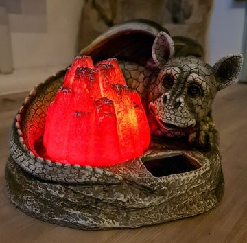 Kremers Schatzkiste Gartenfigur Drachenkind am Lavastein Feuer LED 27 cm