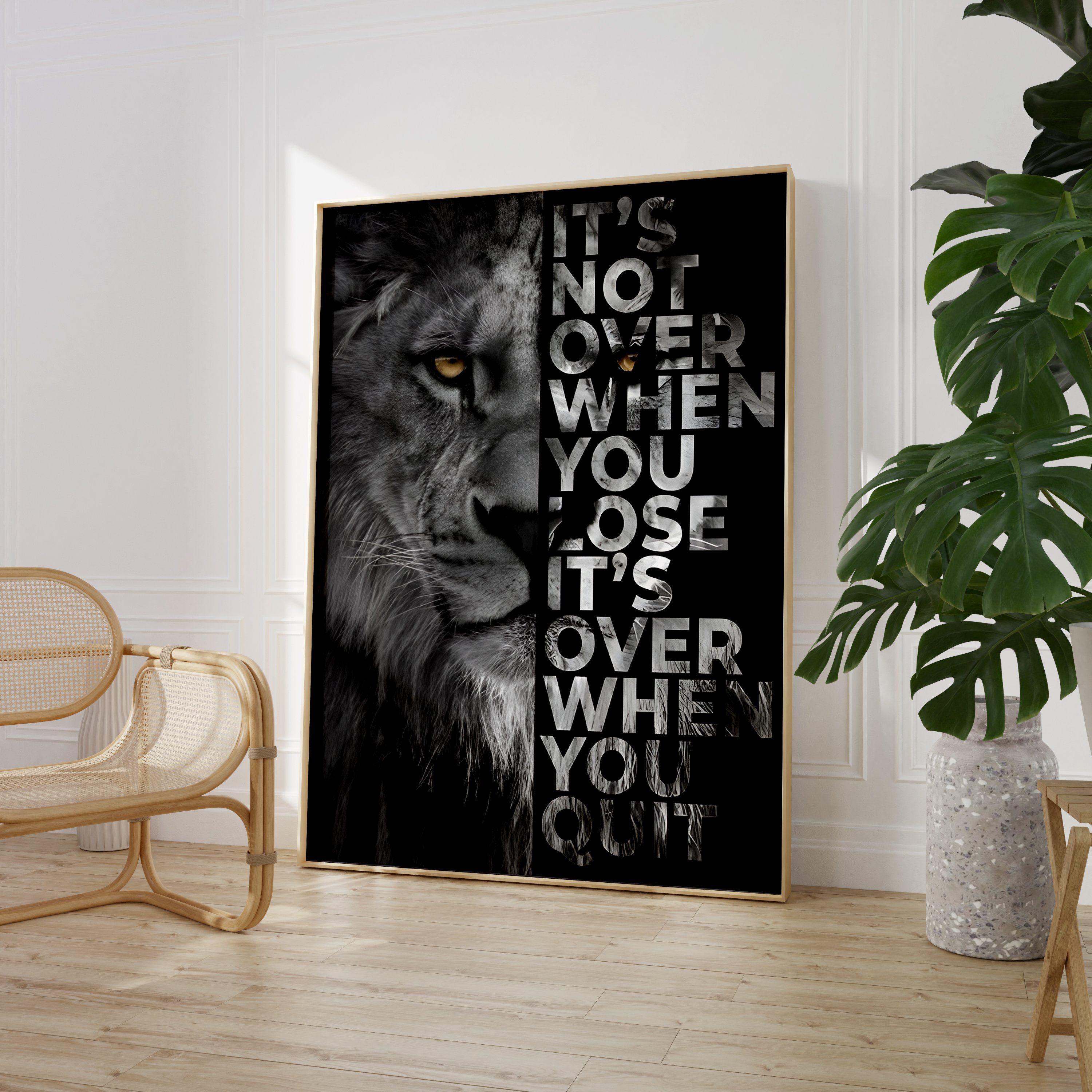 JUSTGOODMOOD Poster Premium ® Never Give Up · Löwe · Zitat · Motivation · ohne Rahmen