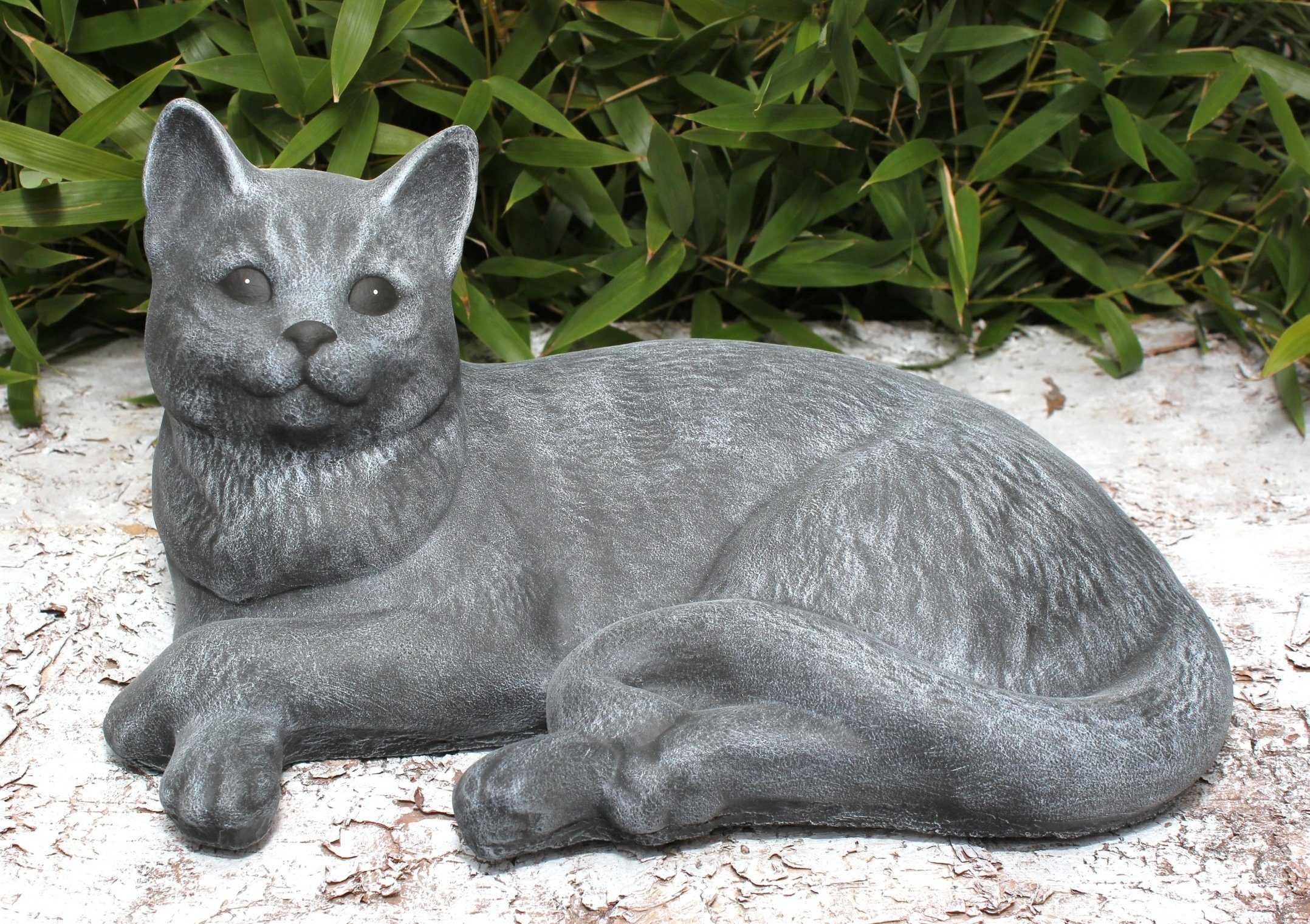 Tiefes Kunsthandwerk - liegend Katze Made in winterfest, Germany Haus Garten, und grau für Steinfigur Dekofigur frostsicher, Tierfigur