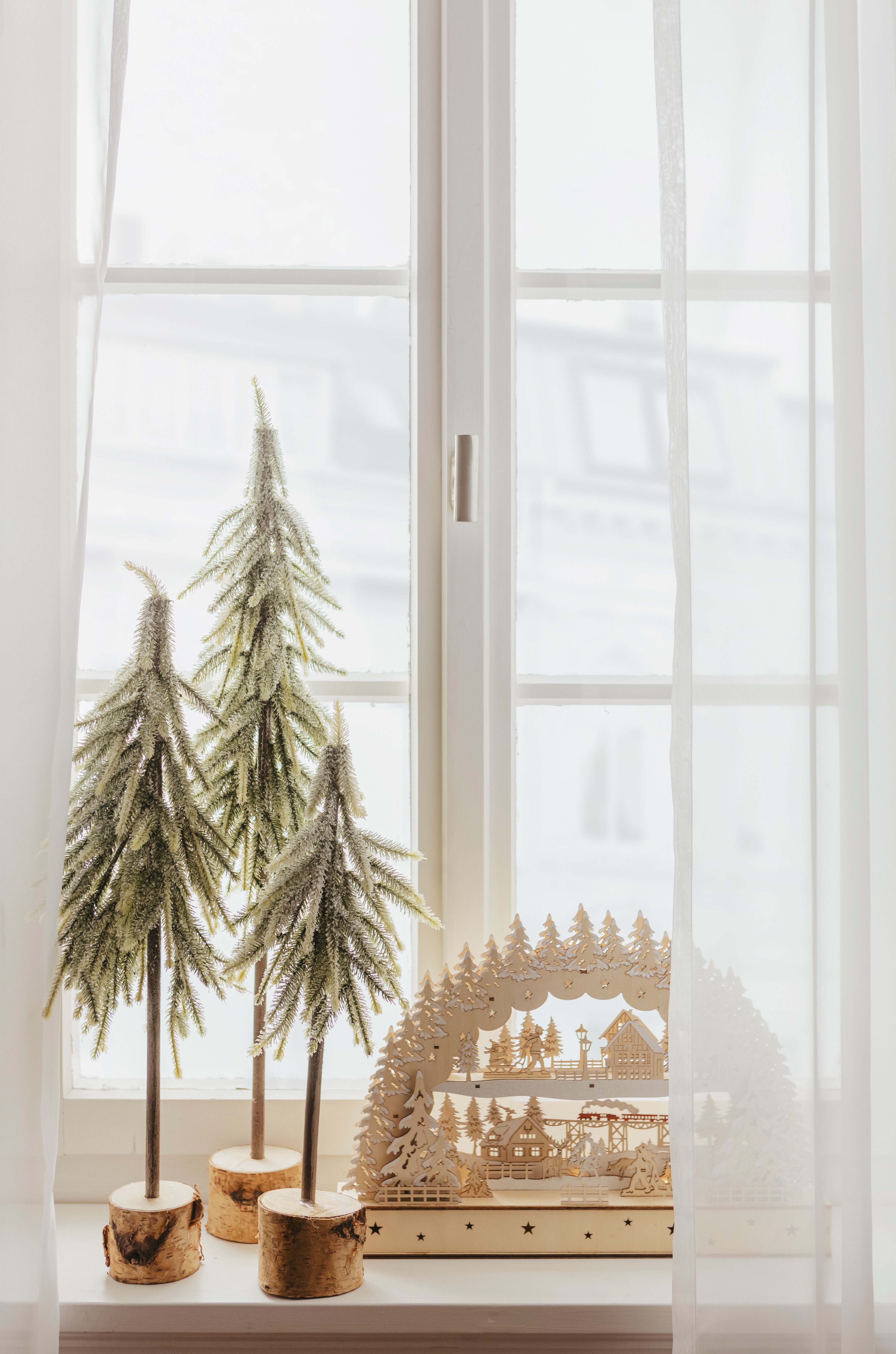 my home Dekobaum Janosch, Weihnachtsdeko (1 St), Holzsockel auf mit Fichtenstamm Zweigen beschneiten