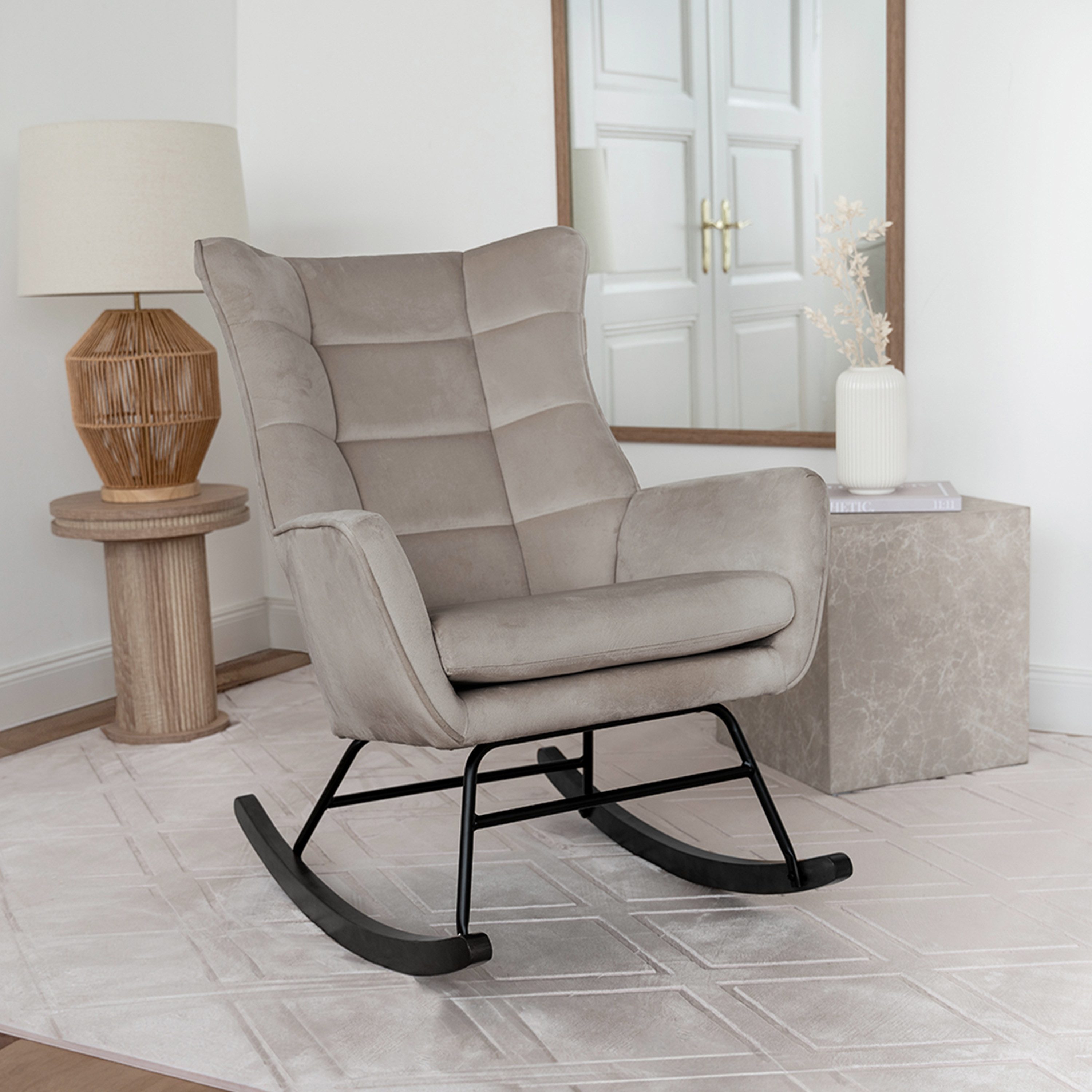 Qiyano Schaukelstuhl Medira Taupe Samtstoff mit Metallgestell und Holzkufen günstig online kaufen