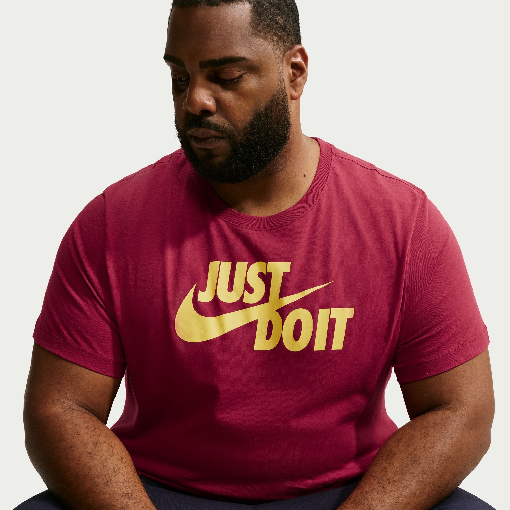 Nike Sportswear T-Shirt M NSW TEE JUST DO IT SWOOSH mit Logodruck auf der Brust, Kurzarm-Design, aus Jersey-Material