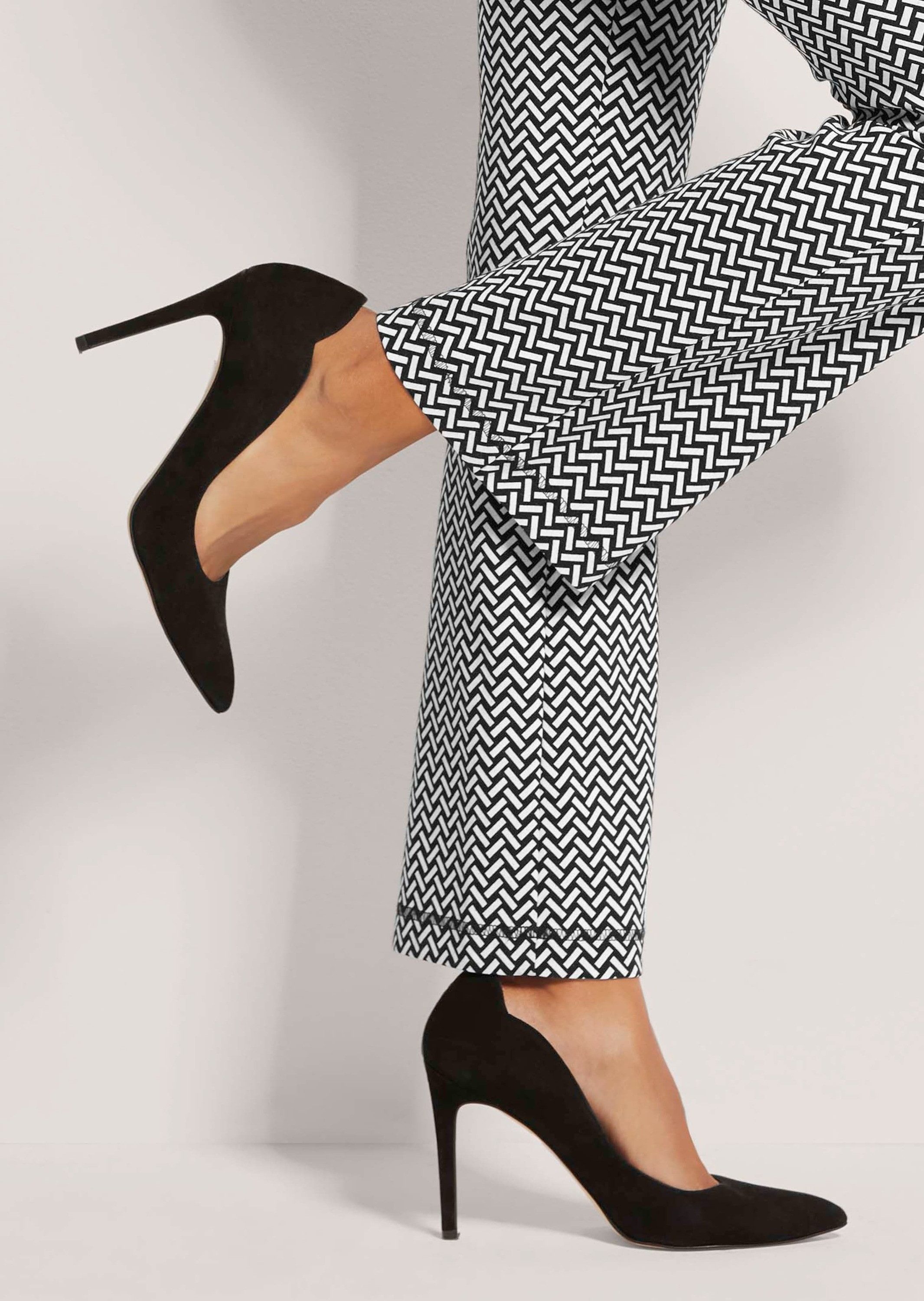 MADELEINE Stoffhose Stretch Bootcut-Hose mit weitem Bein Unifarbenes Design, ohne Verschluss, ohne Kragen – Bild 4 von 5