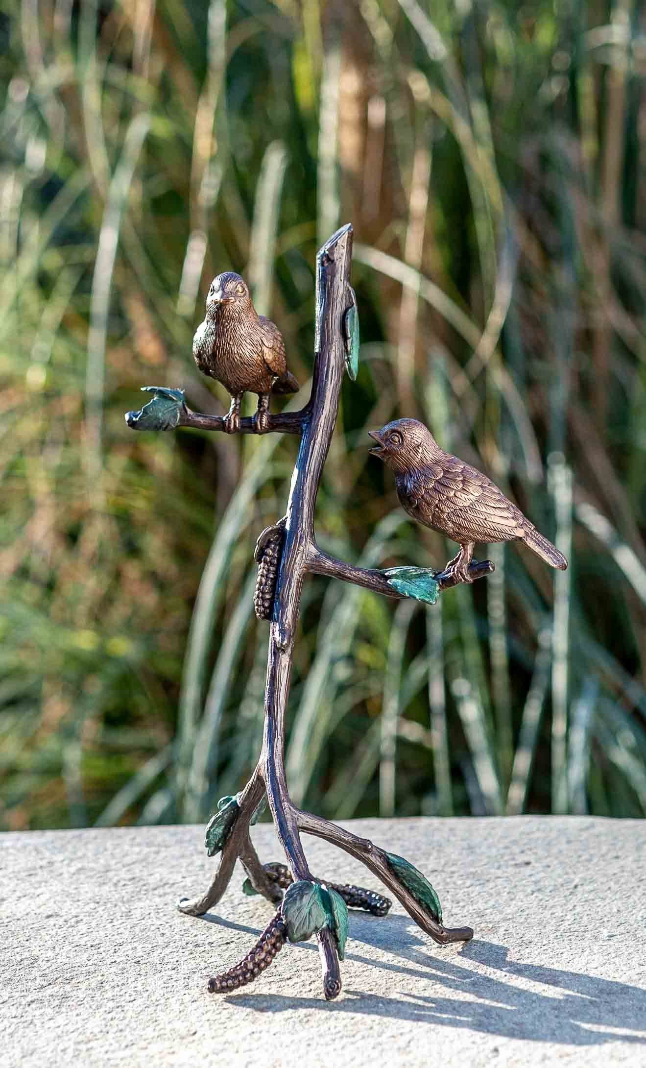 IDYL Gartenfigur IDYL Bronze-Skulptur Zwei auf Bronze gegossen Wachsausschmelzverfahren patiniert. werden gegen Modelle und Regen von Langlebig robust und – Die in witterungsbeständig Ast, – sehr Bronze in Frost, UV-Strahlung. Hand – Vögel