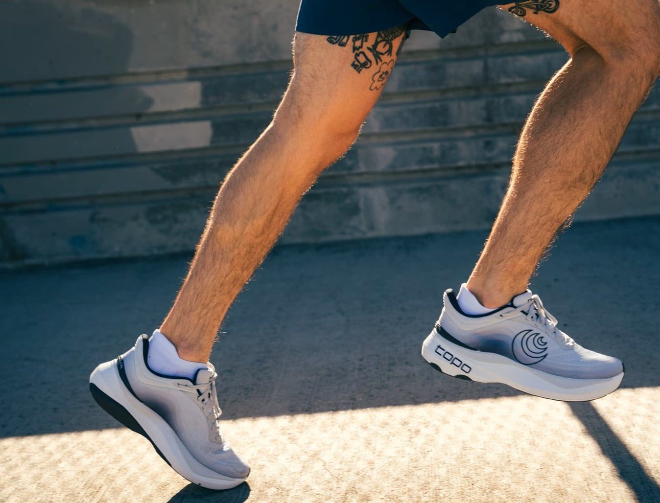 Topo Aura (Stabilität) grau/charcoal Herren Laufschuh