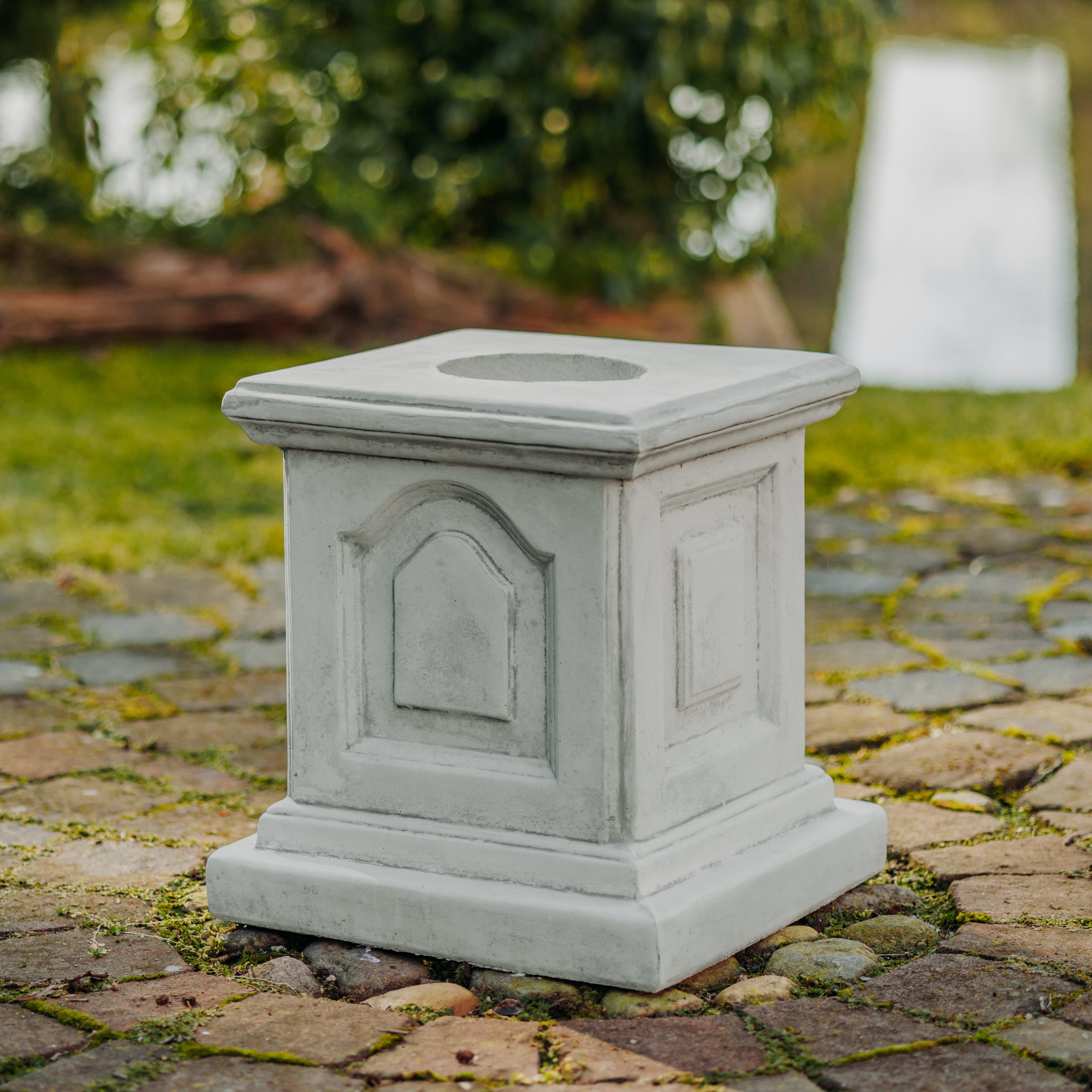 gartendekoparadies.de Gartensockel Sockel Podest mit Zwei Reliefs, Steinsockel, H. 42 cm, G. 76 kg, Frostsicher