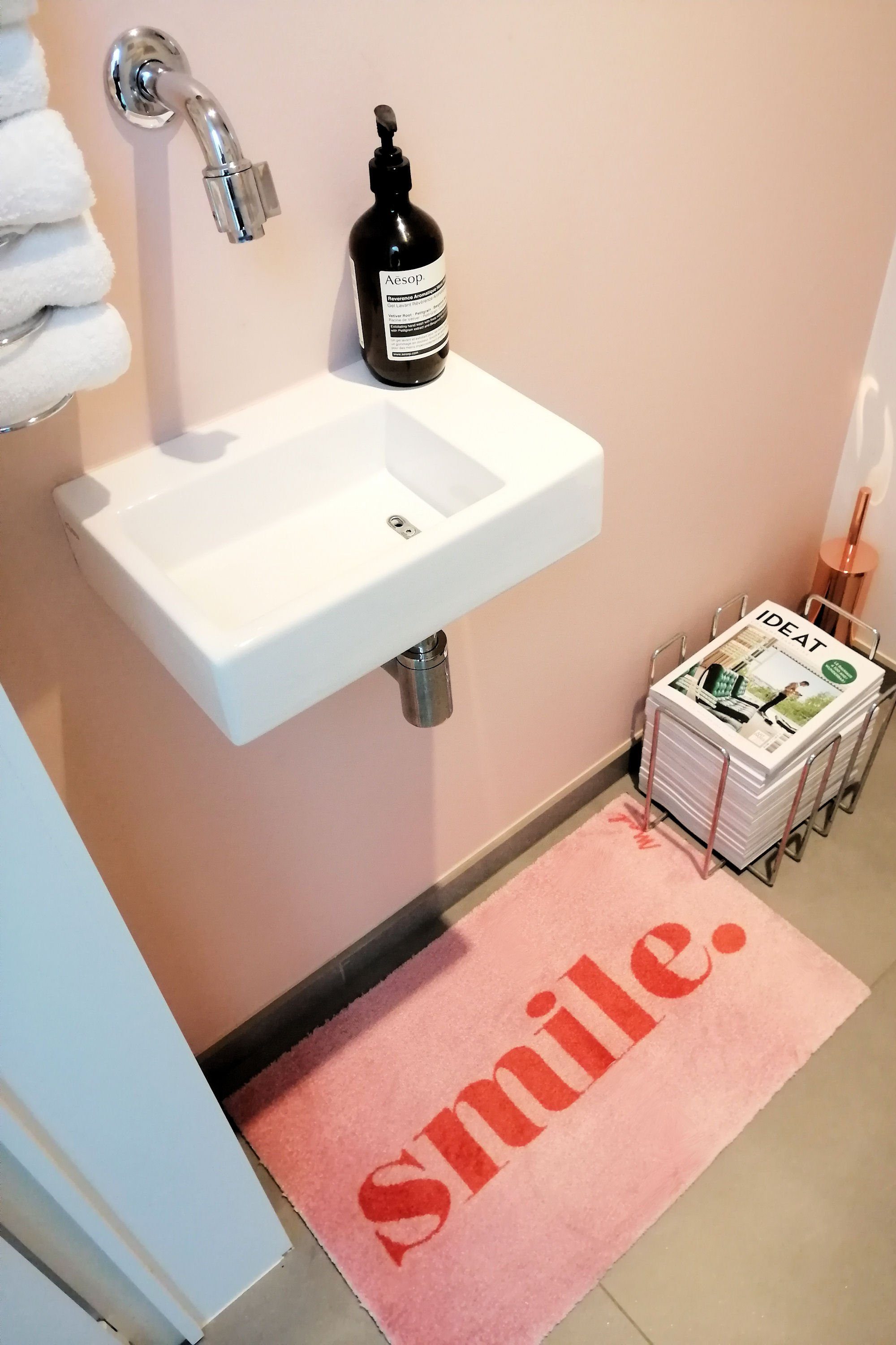 Mad about Mats Fußmatte Perla, Türvorleger, Indoor, Badematte, Pink Rot, Mit Spruch "Smile.", Trendy, weich und flauschig, rutschfest, waschbar, 50 x 75 cm