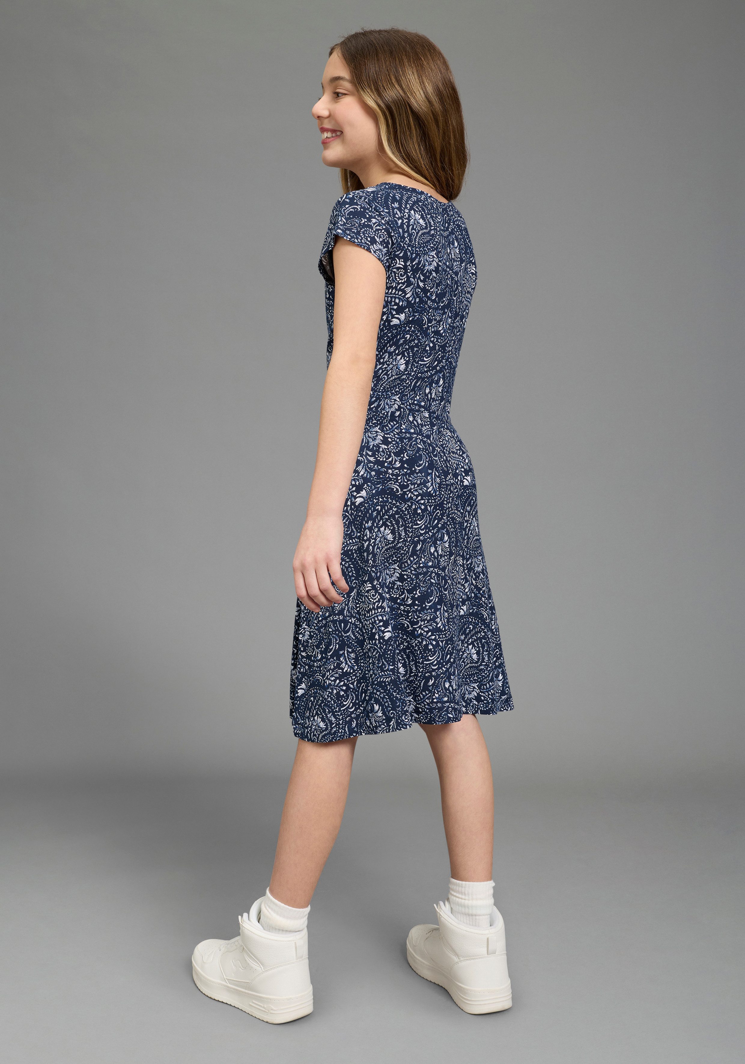 KIDSWORLD Jerseykleid Viskose-Kleid mit Paisley Allover Viskosekleid für Mädchen, mit modischem Druck, bequeme Passform