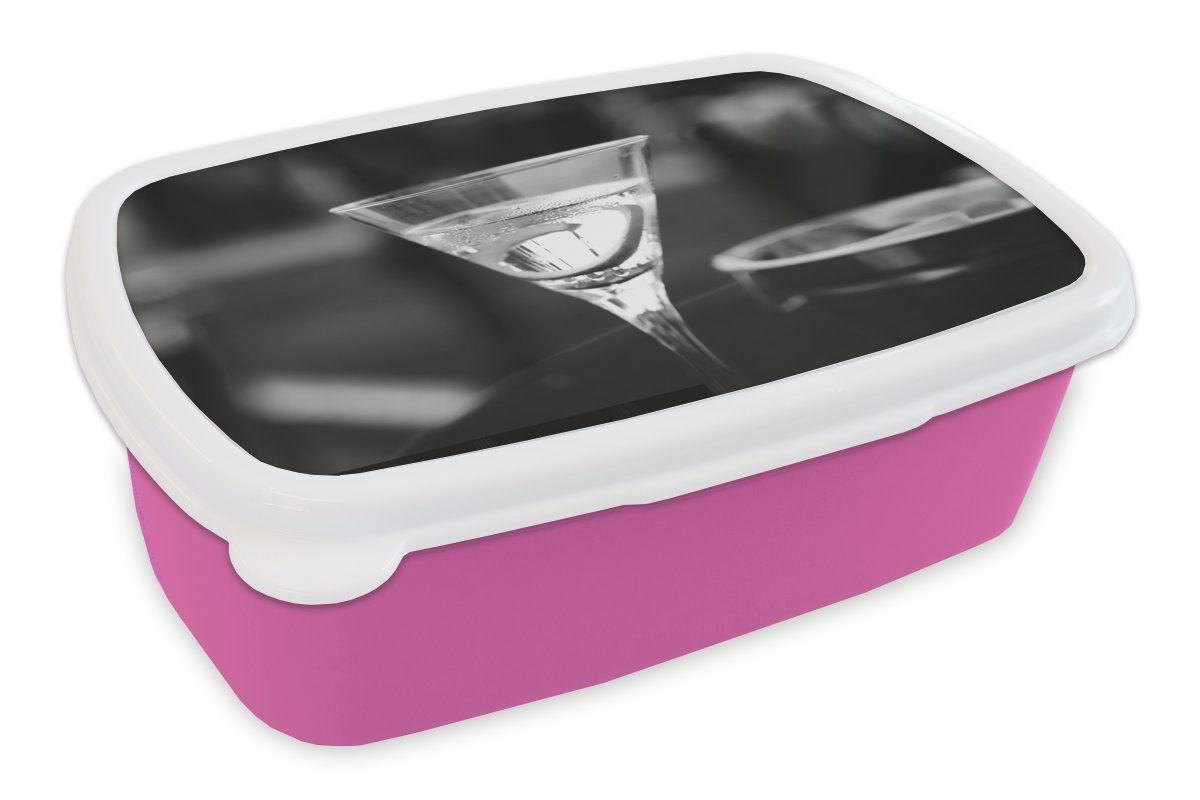 MuchoWow Lunchbox Ein Glas Martini, serviert in einem klassischen Hollywood-Film, Kunststoff, (2-tlg), Brotbox für Erwachsene, Brotdose Kinder, Snackbox, Mädchen, Kunststoff rosa