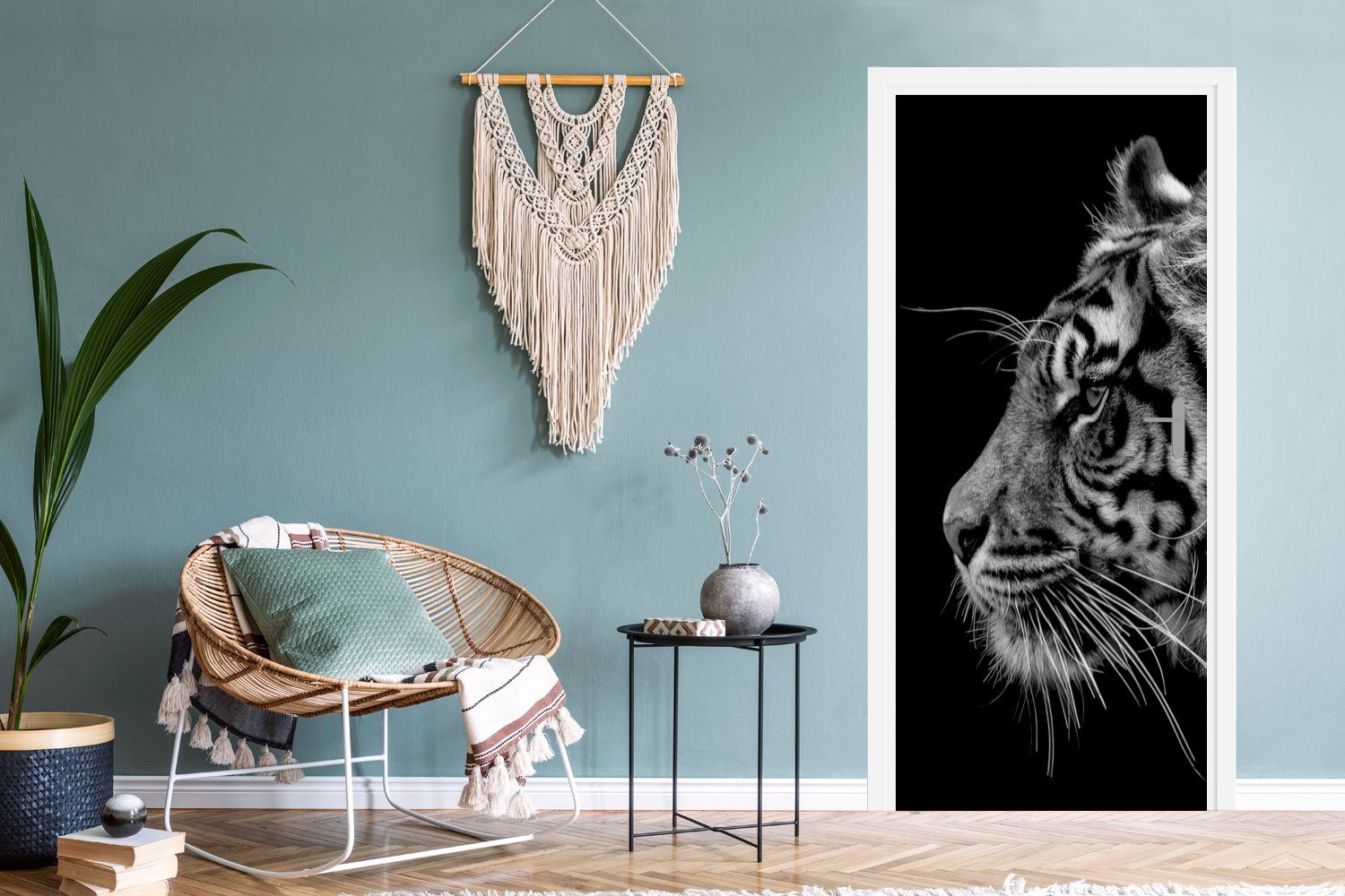 Türtapete weiß, bedruckt, Türaufkleber, MuchoWow für schwarzem Tiger 75x205 cm Tür, (1 Matt, und schwarz Hintergrund Fototapete in auf St),