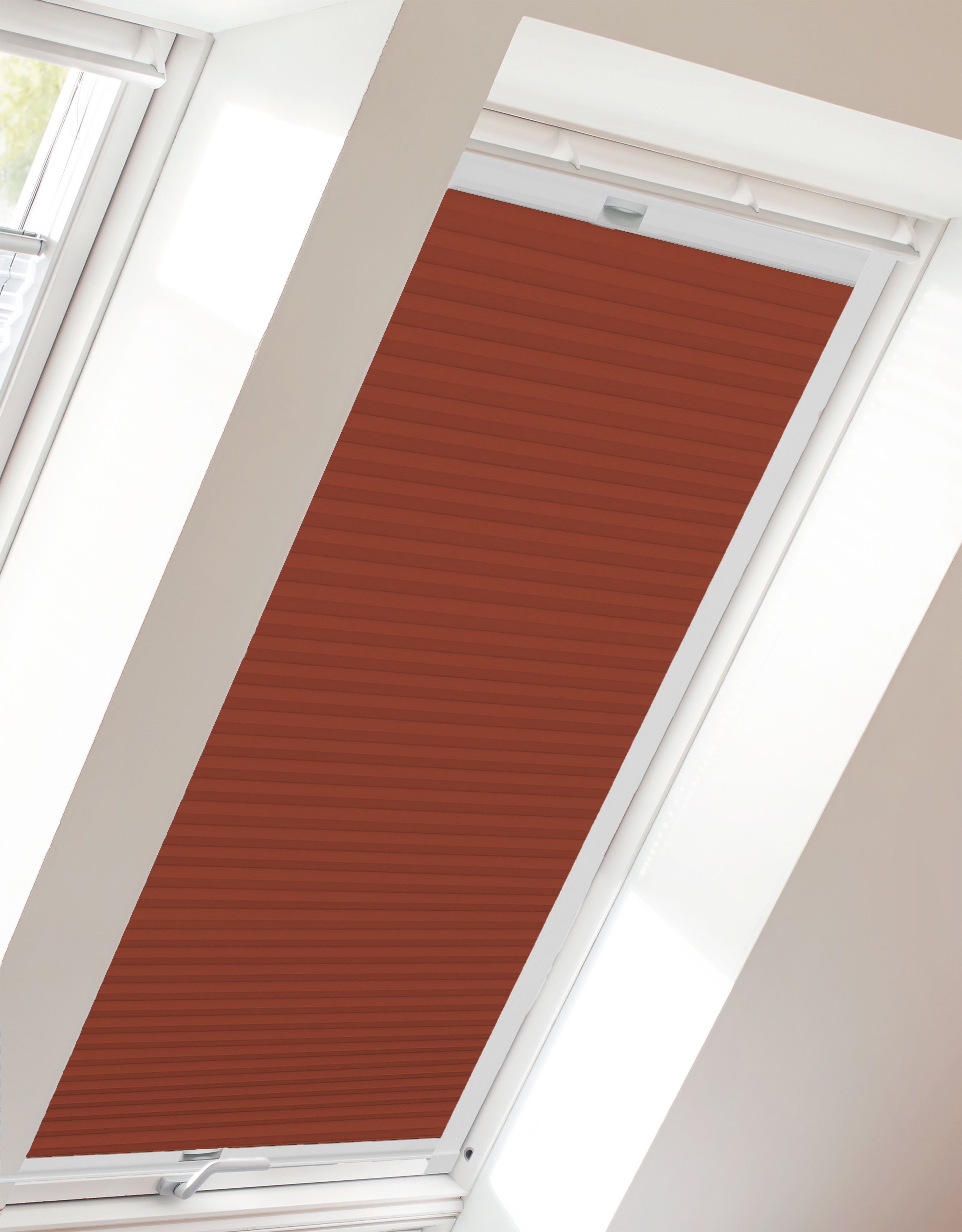 Dachfensterplissee StartUp verschraubt, mit ziegelrot verspannt, Style sunlines, Honeycomb abdunkelnd, Führungsschienen VD
