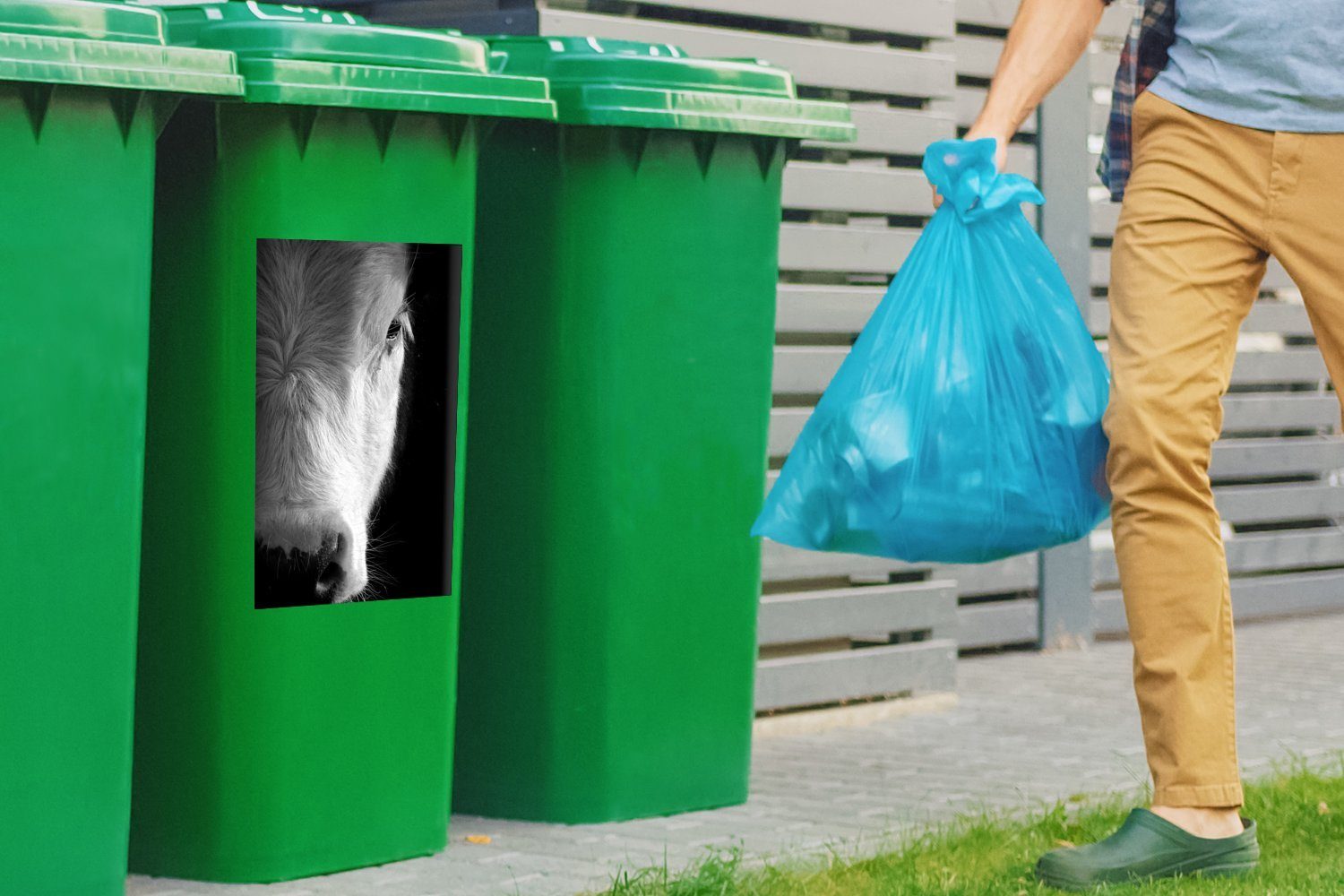 schwarz und - MuchoWow einer Mülleimer-aufkleber, St), Kuh Wandsticker Vergrößertes (1 Container, Sticker, weiß Bild Abfalbehälter Mülltonne,