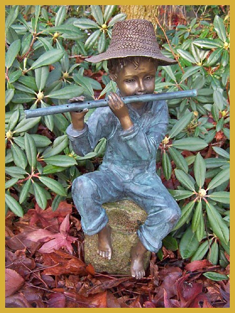 IDYL einer Junge Bronze-Skulptur Bronze Flöte, mit Gartenfigur IDYL
