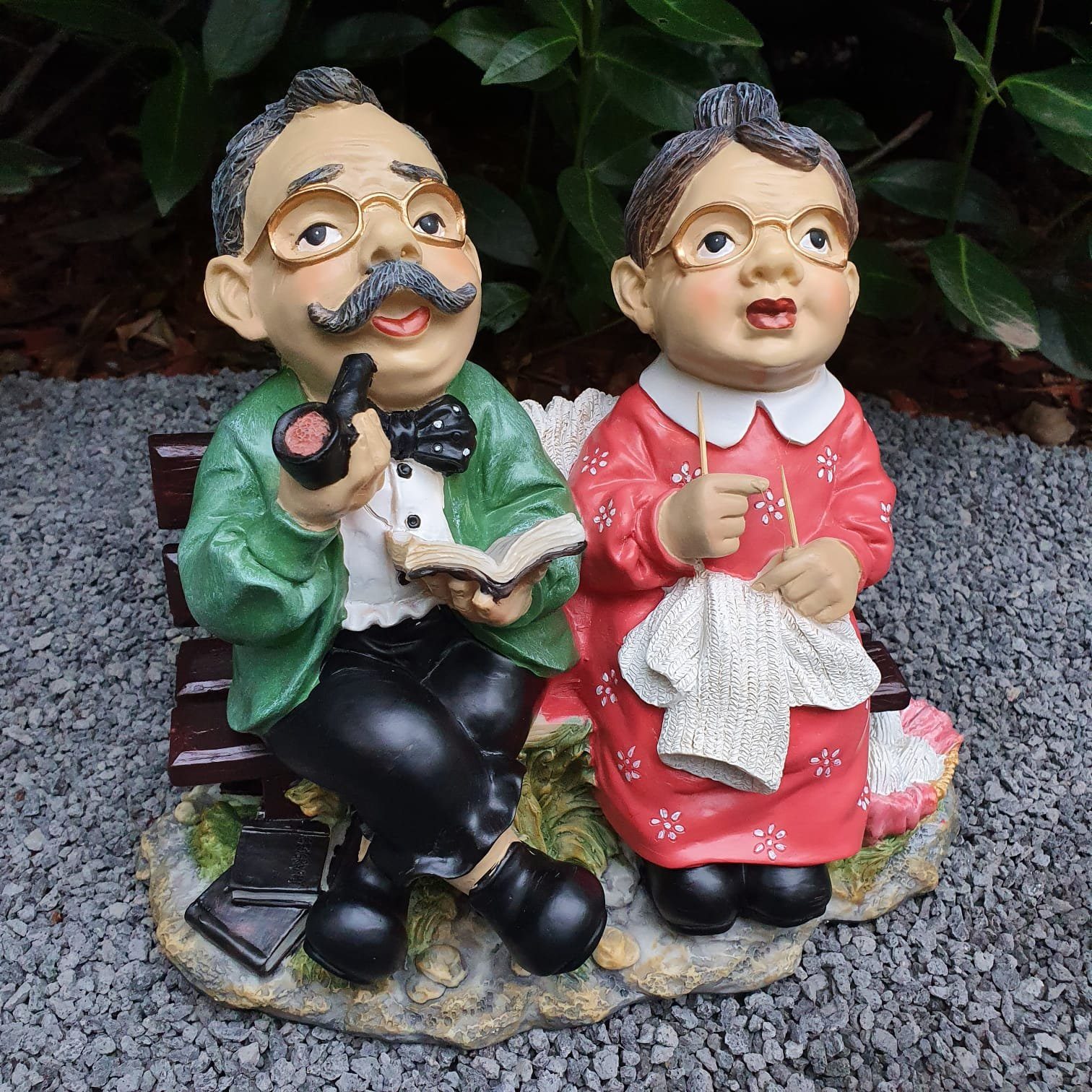 Aspinaworld Gartenfigur Oma und Opa Figur sitzen auf einer Bank 25 cm