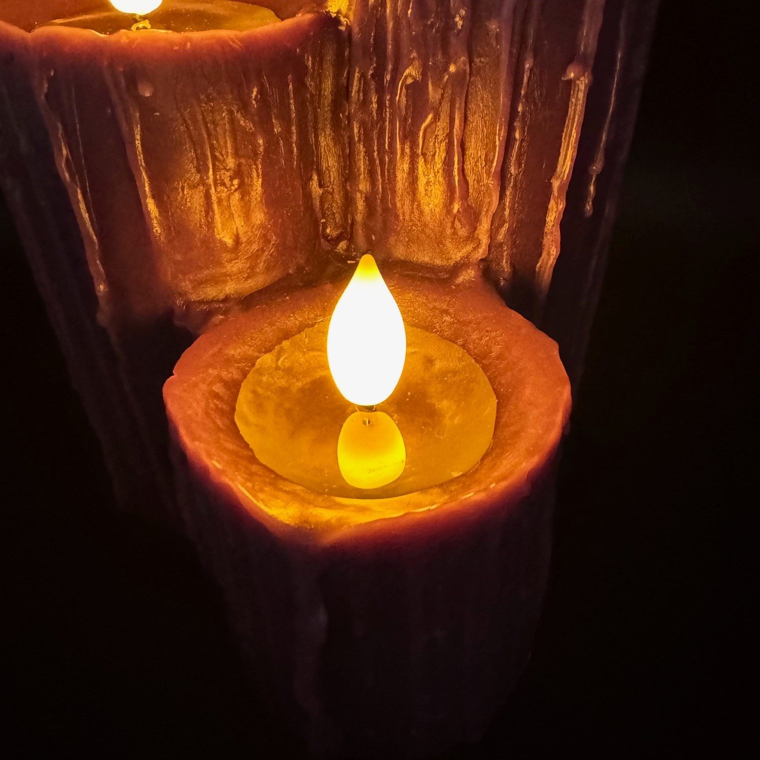 Online-Fuchs LED-Kerze 3 verschmolzene LED-Kerzen mit 6-Stunden Timer & Wachstropfen (Schwarz, Lila & Orange, Kaminkerzen), realistische Kerzenflamme mit Wachsspiegel