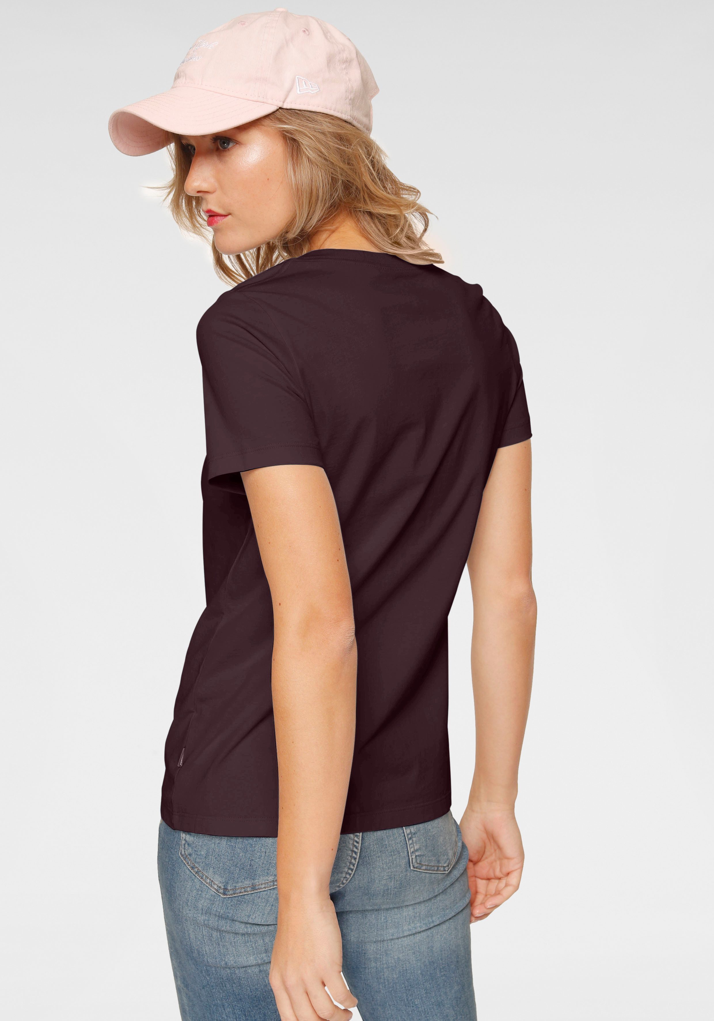 Converse T-Shirt UNISEX CONVERSE GO-TO ALL STAR PATCH LOGO STANDARD FIT T-SHIRT mit Rundhalsausschnitt, aus Single Jersey – Bild 4 von 5