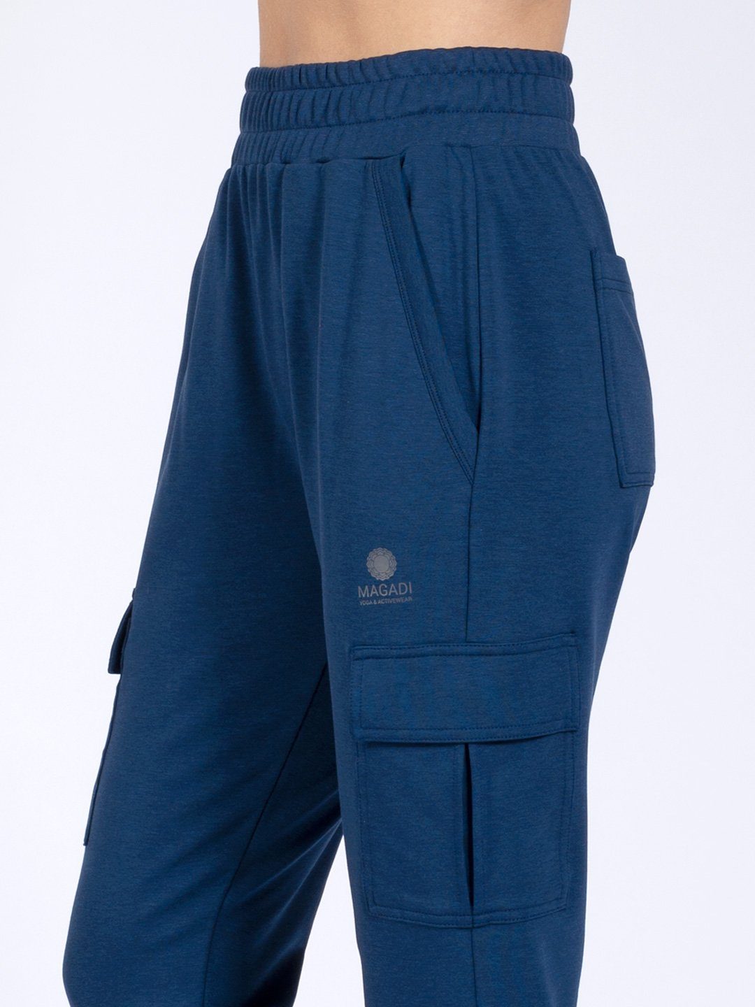 mit hautsympathischem Magadi Cargotaschen Yogahose blau aus Lucy Naturmaterial