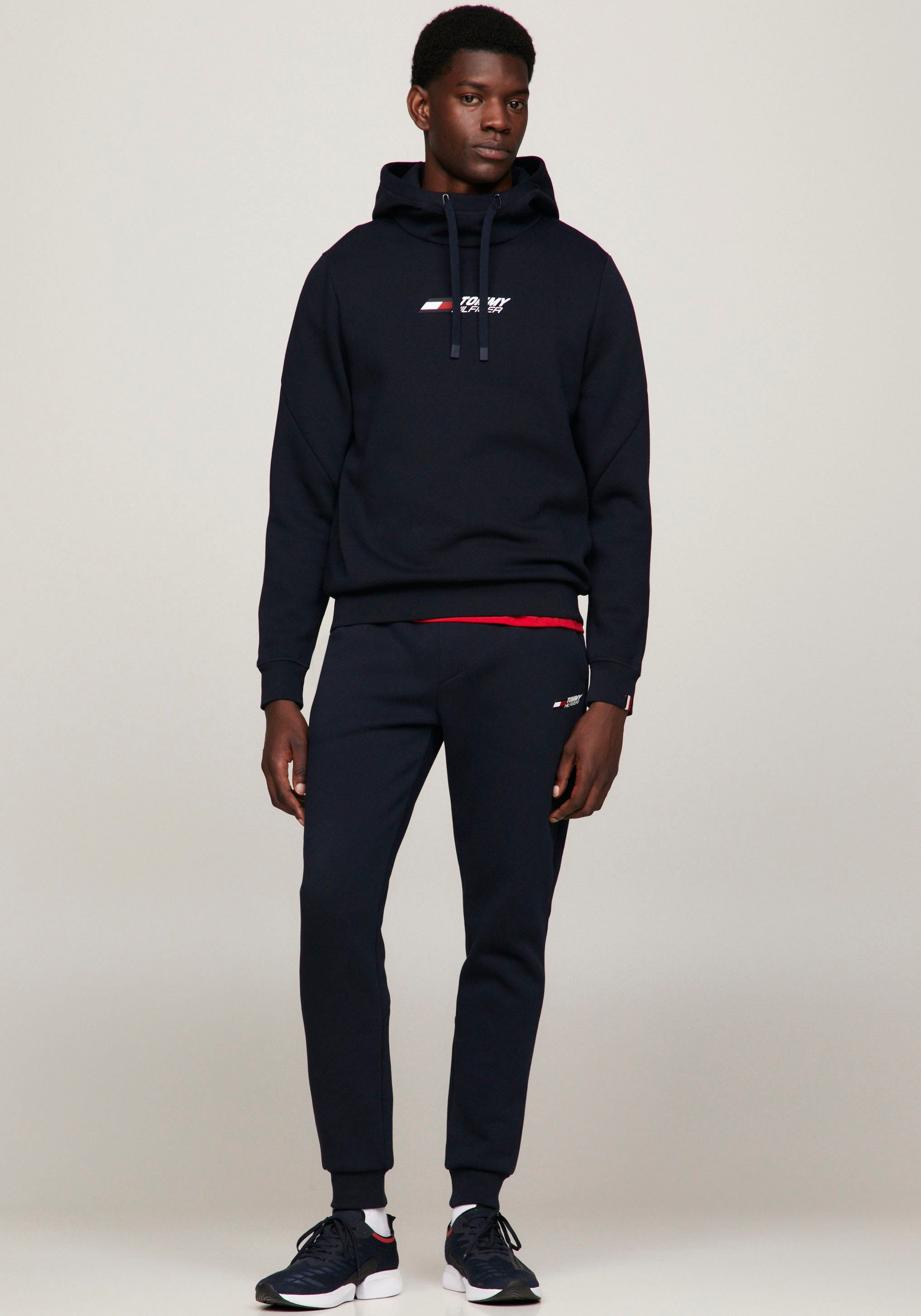 ESSENTIALS Tommy Print Tommy Hilfiger Brust der auf Modischer Kapuzensweatshirt Hilfiger Sport HOODY,