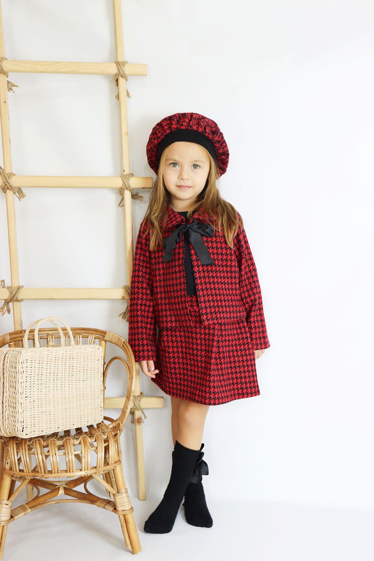 Shirt & Rock Blazer, Rock und Mütze mit schwarz und rotem Hahnentritt-Muster
