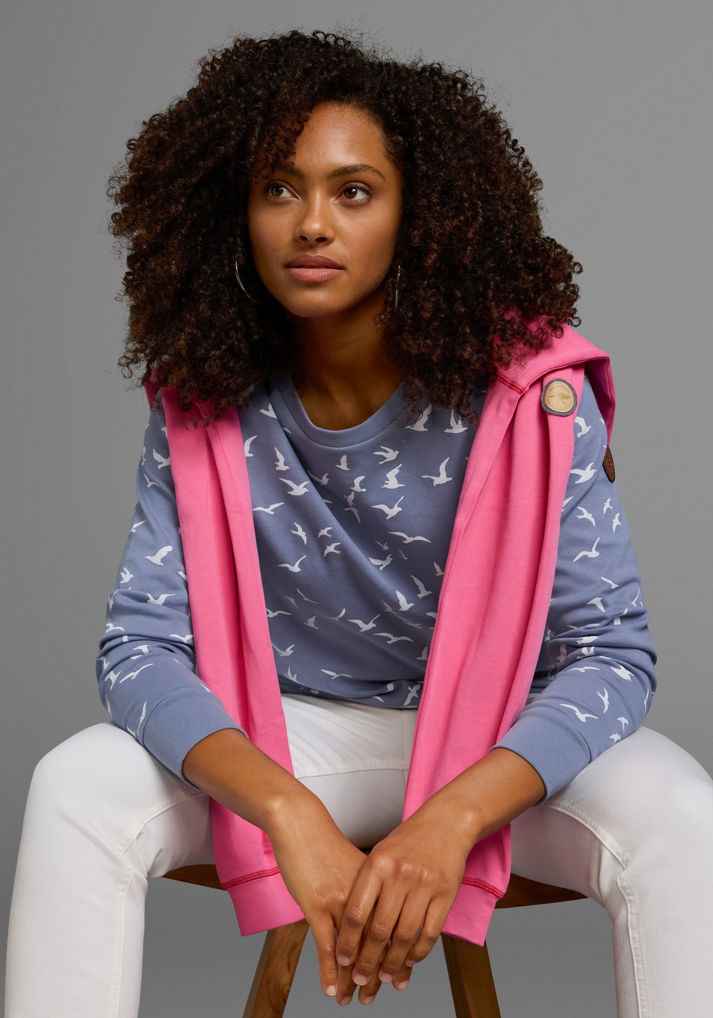 KangaROOS Sweatshirt Langarm, figurumspielender Schnitt, bedruckt, Rundhals günstig online kaufen