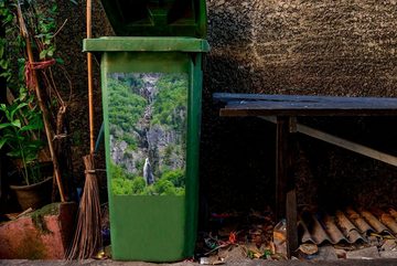 MuchoWow Wandsticker Ein kleiner Wasserfall in den grünen Bergen von Theth in Albanien (1 St), Mülleimer-aufkleber, Mülltonne, Sticker, Container, Abfalbehälter