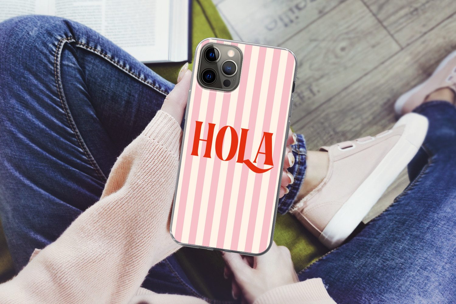 MuchoWow Handyhülle für Apple iPhone 12 Pro Hola - Zitat - Streifen - Pastell - Rosa - Rot, Smartphone-Bumper, Print, Handy Schutzhülle Dünn