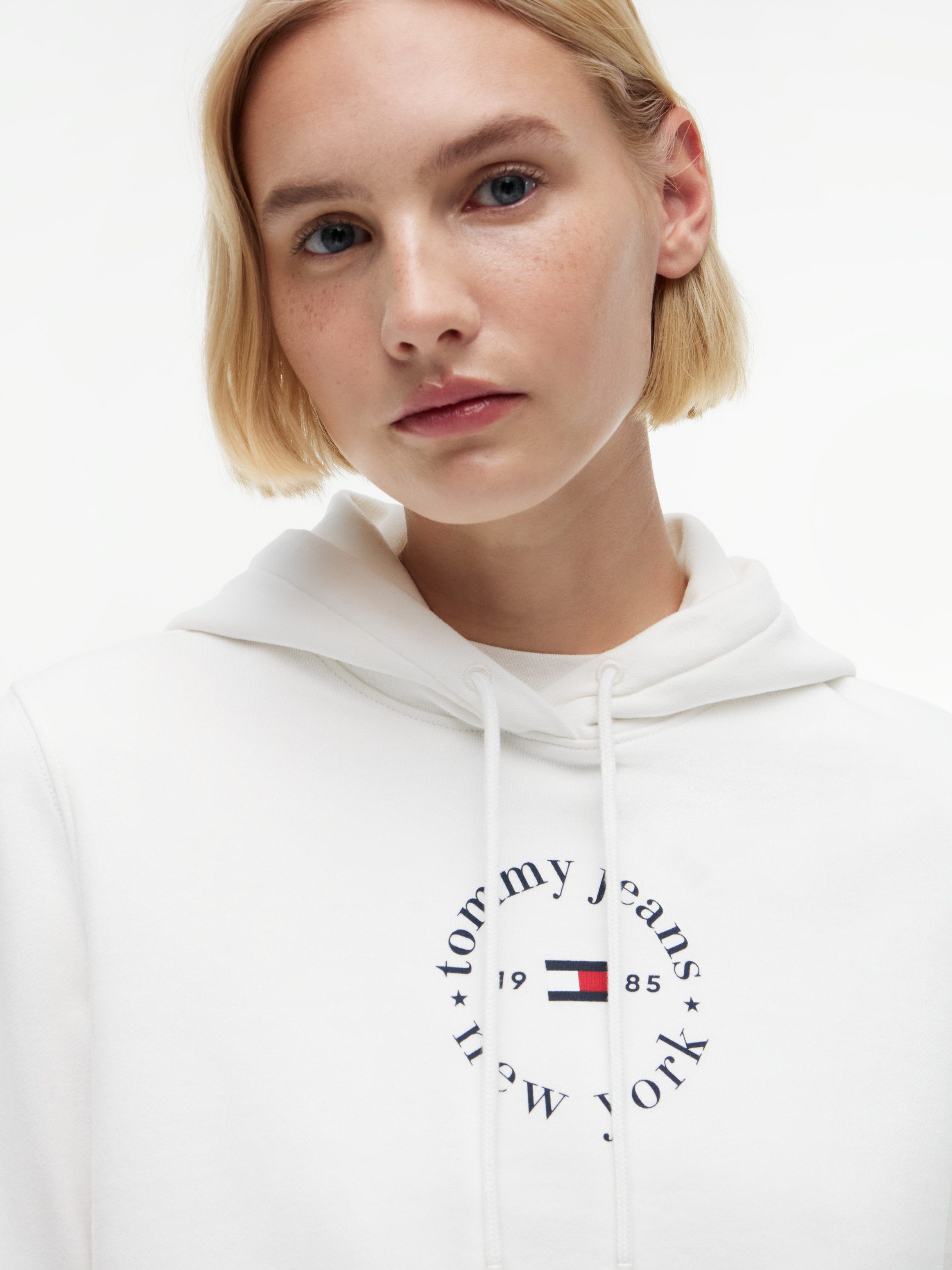 Tommy Jeans Kapuzensweatshirt TJW REG ESS LOGO 2 HOODIE EXT Baumwolle, regular fit